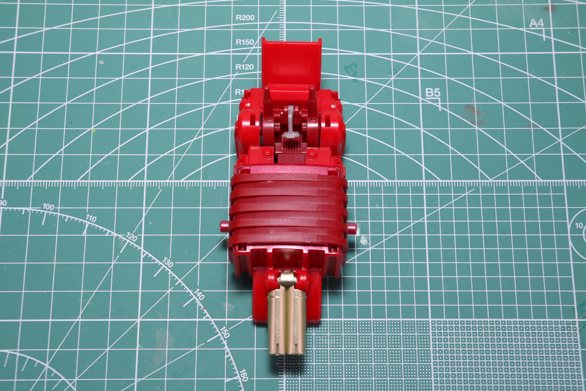 胸部のゾイドコアを覆う装甲、シリンダーを合わせる