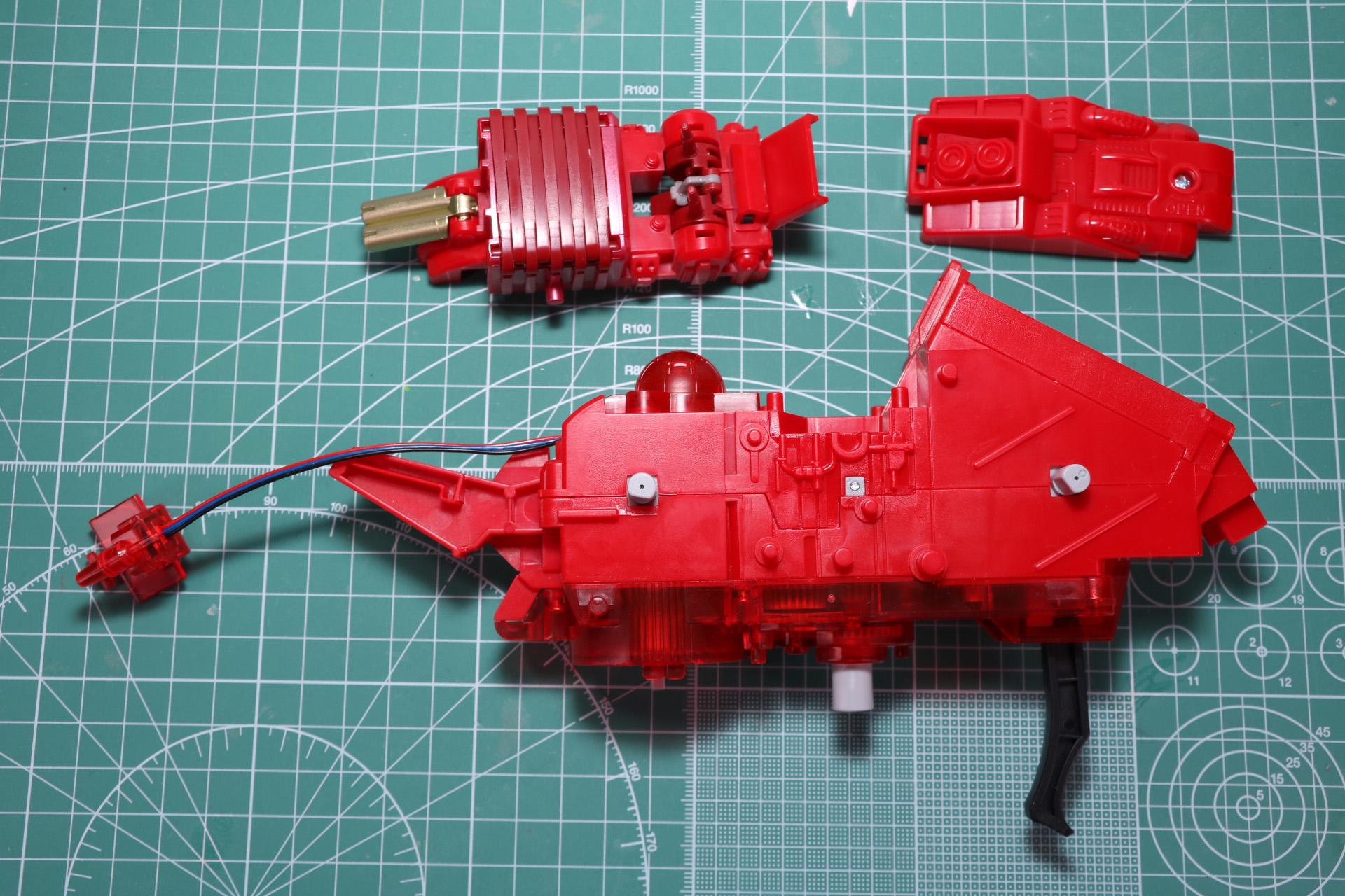 組み立てた胴体内側のパーツを組み立て、電池カバーを戻す