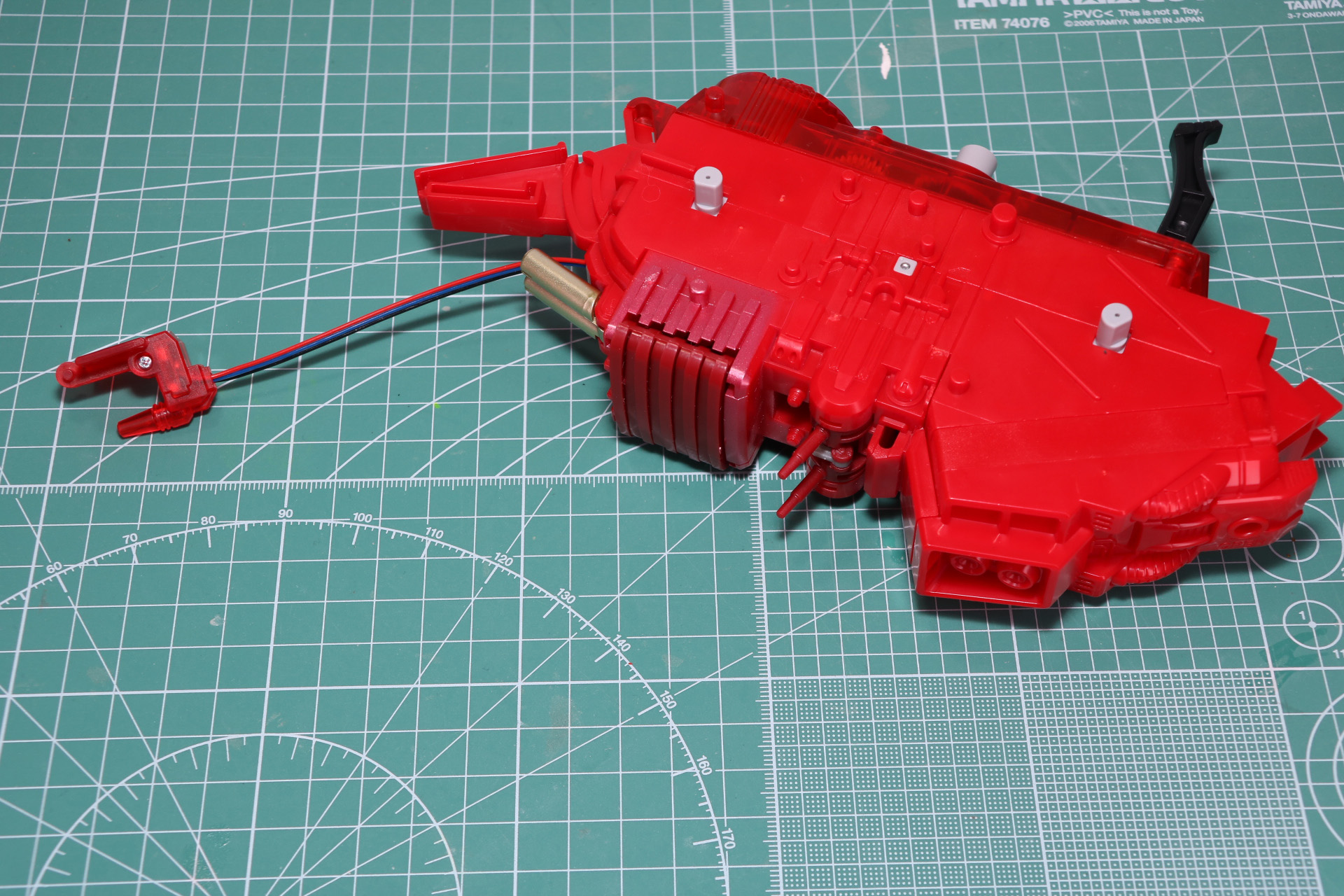 組み立てた胴体内側のパーツを組み立て、電池カバーを戻す