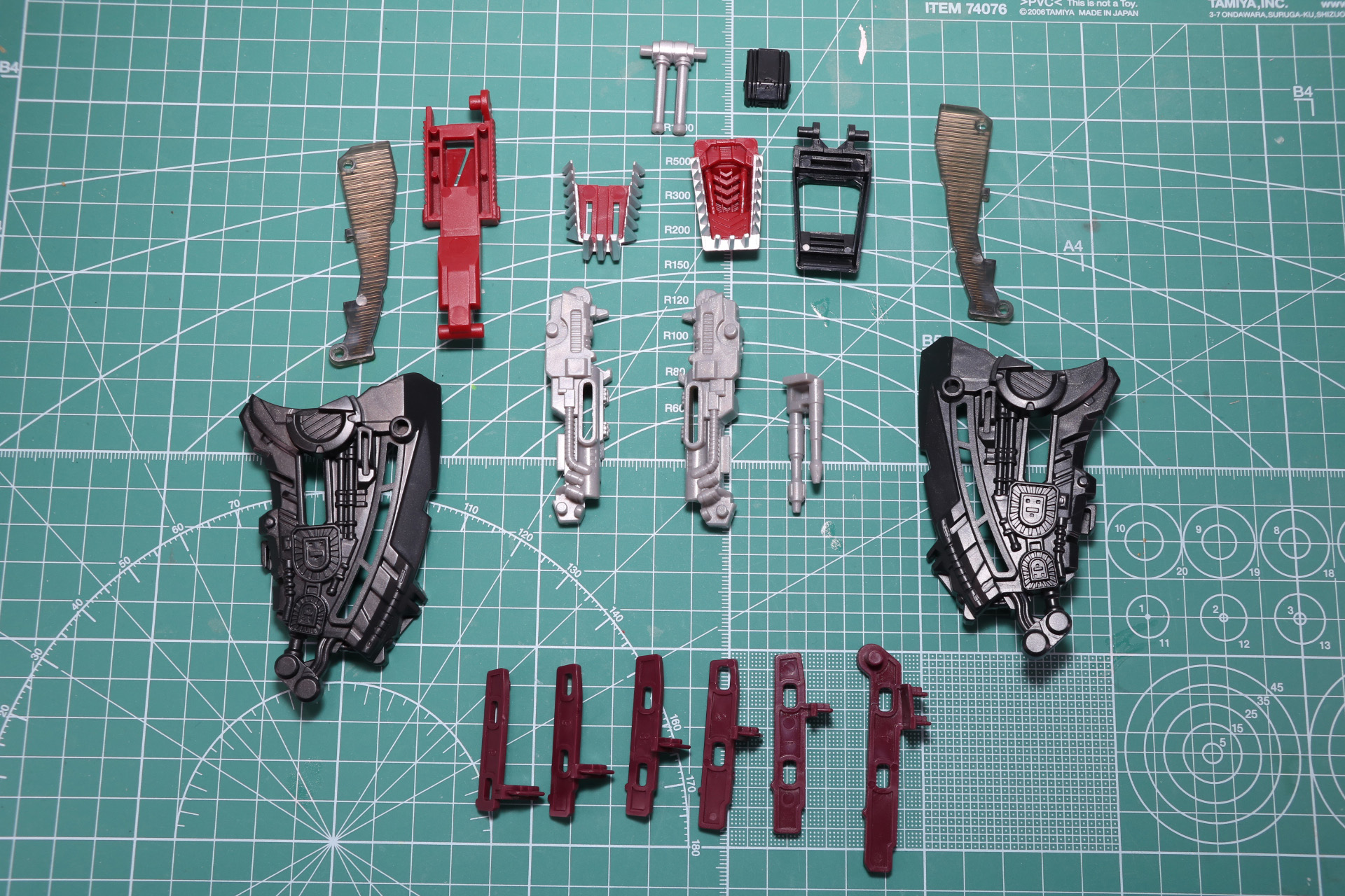 首のカバーや目元パーツ、首筋の蛇腹パーツなどを使用