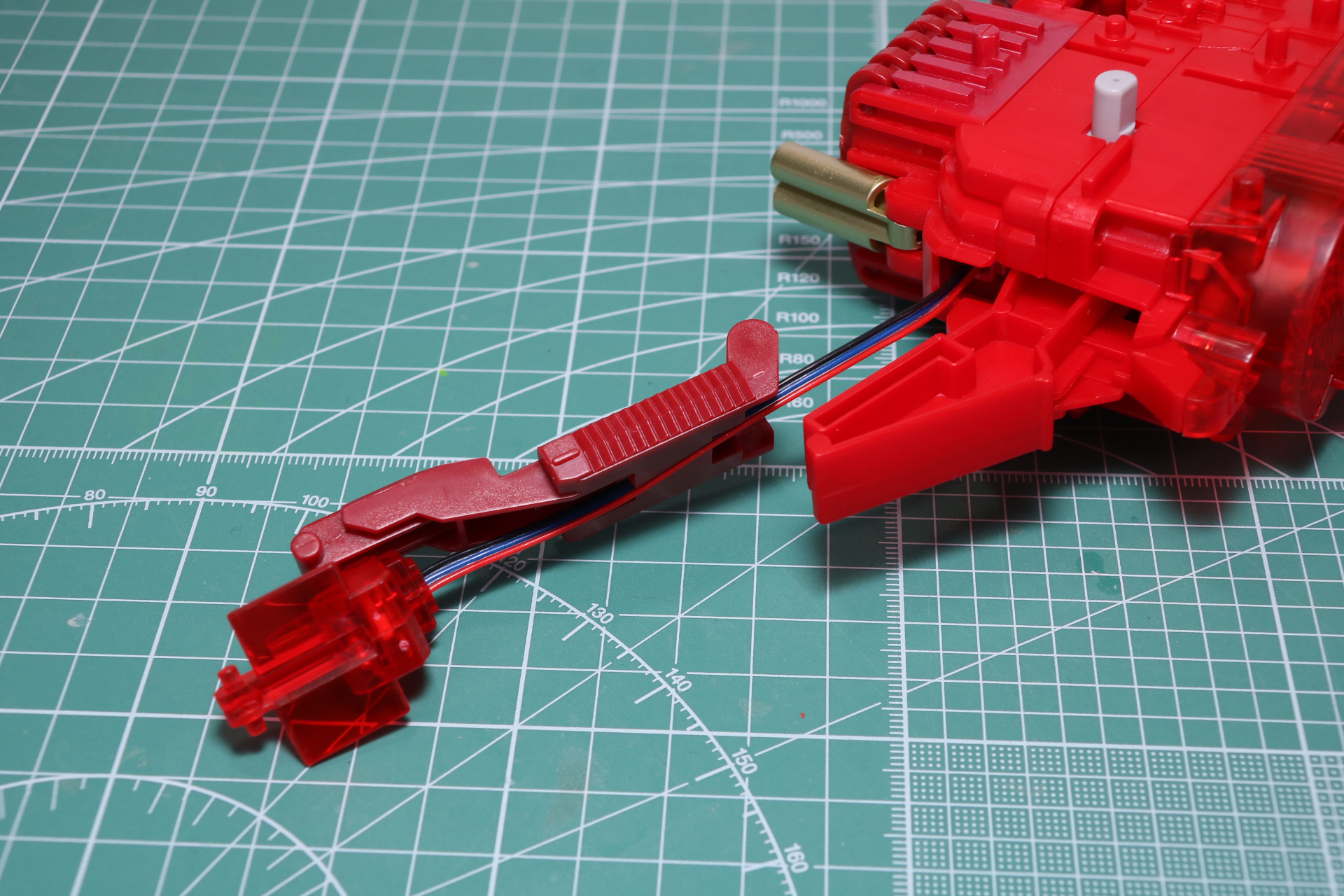 首筋のパーツに発光ユニットのリード線を挟み、頭部フレームで発光ユニットと首筋パーツを挟み込む