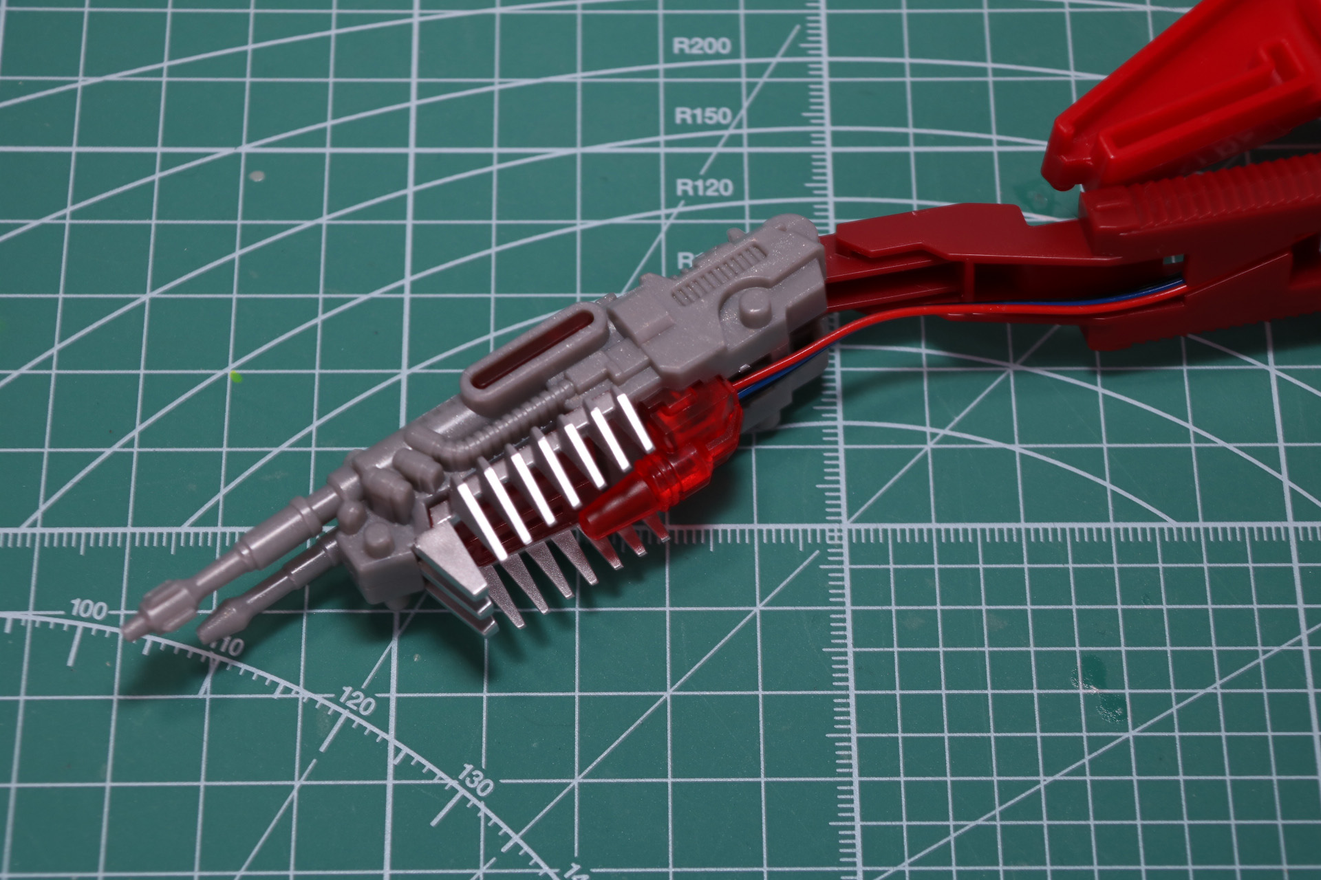 首筋のパーツに発光ユニットのリード線を挟み、頭部フレームで発光ユニットと首筋パーツを挟み込む