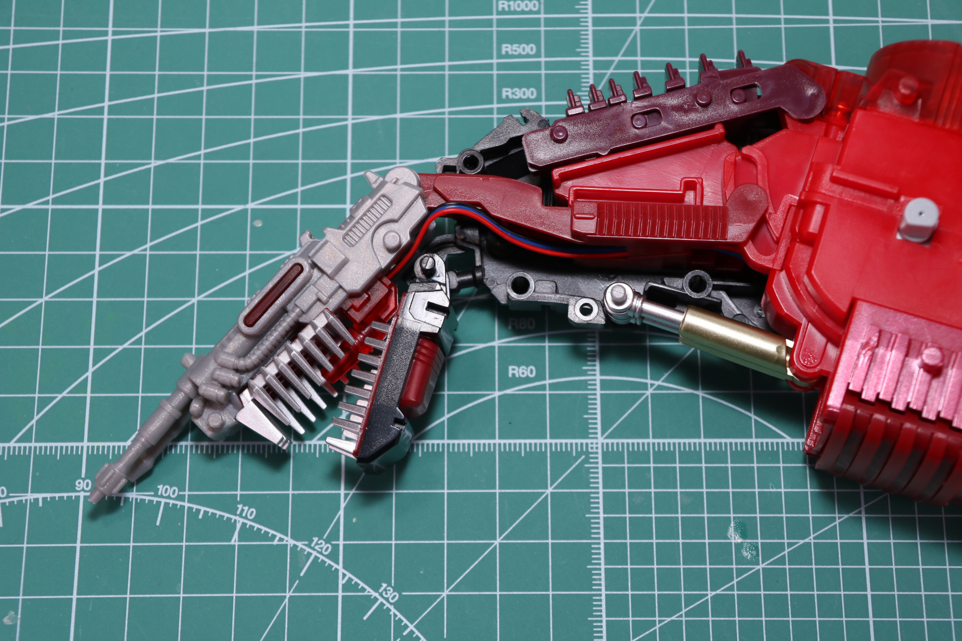 上顎、下顎、首筋の蛇腹パーツと合わせて首のパーツに収める形で配置。胴体のシリンダーも合わせる