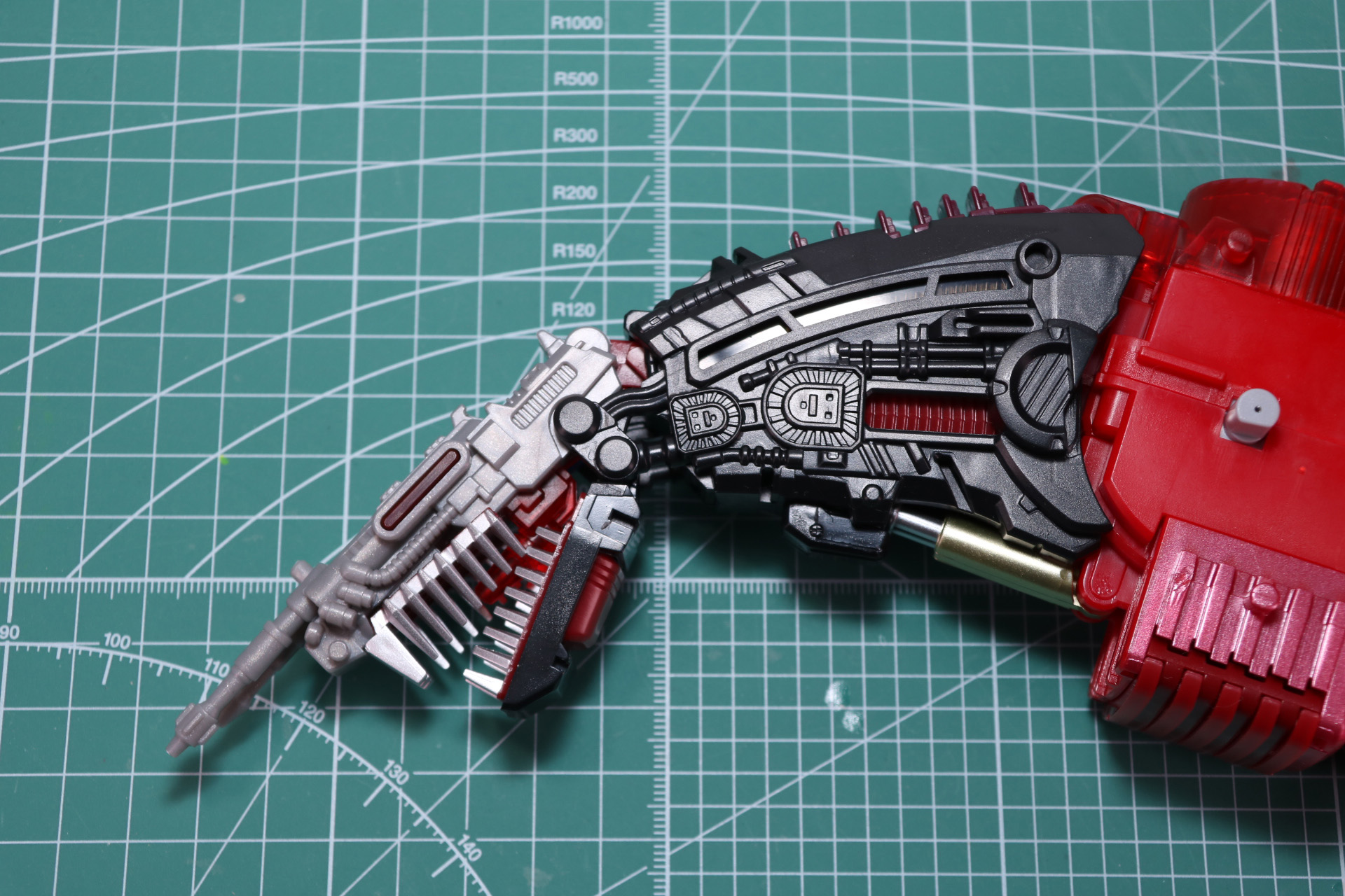 上顎、下顎、首筋の蛇腹パーツと合わせて首のパーツに収める形で配置。胴体のシリンダーも合わせる