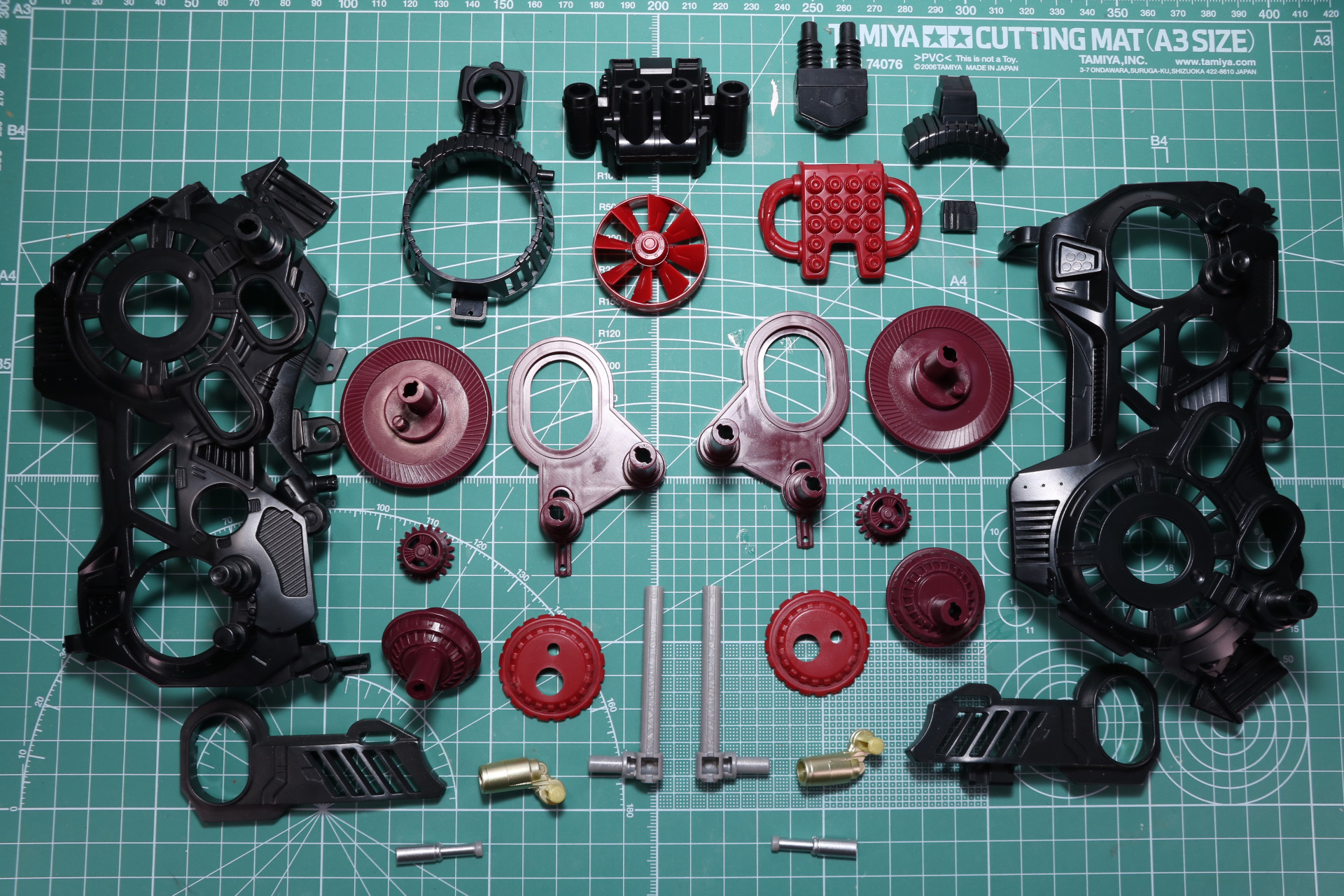 大きな黒のフレームに加え、ギアパーツ、シリンダー、インテークファンなどがある