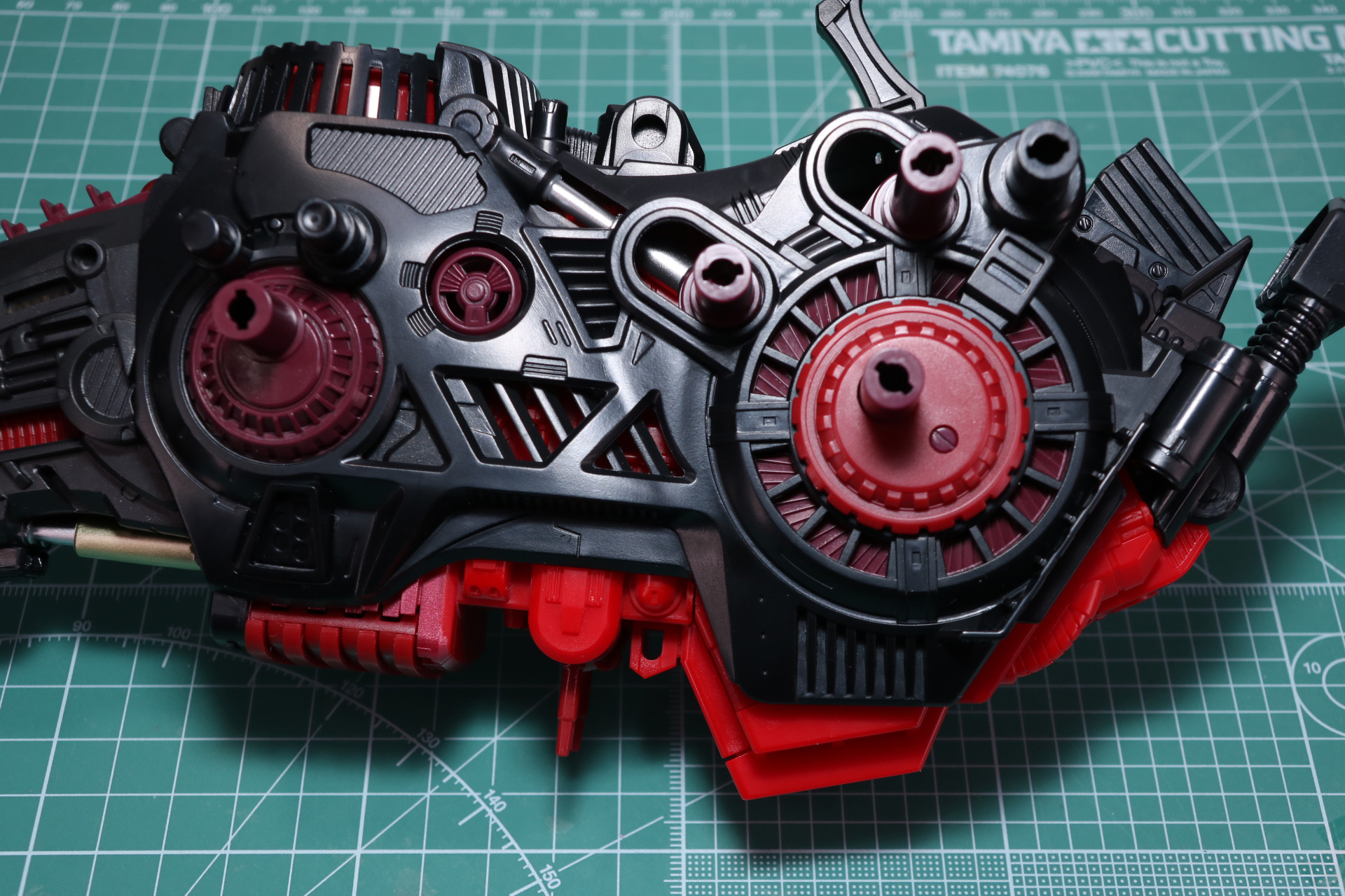 背中のインテークファン部分を組み立て、そこから左右を挟み込むようにしてフレームパーツを組み立てていく