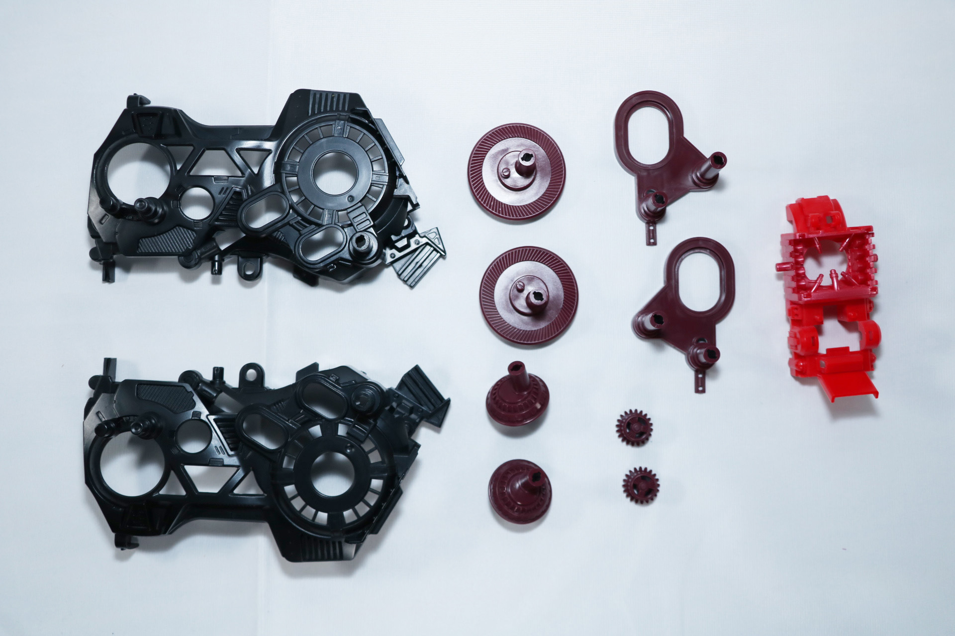 ギアパーツ×2、腕部軸パーツ×2、脚部軸パーツ左右、リンクパーツ左右、胴体パーツ左右、胸部パーツのパーツ一式