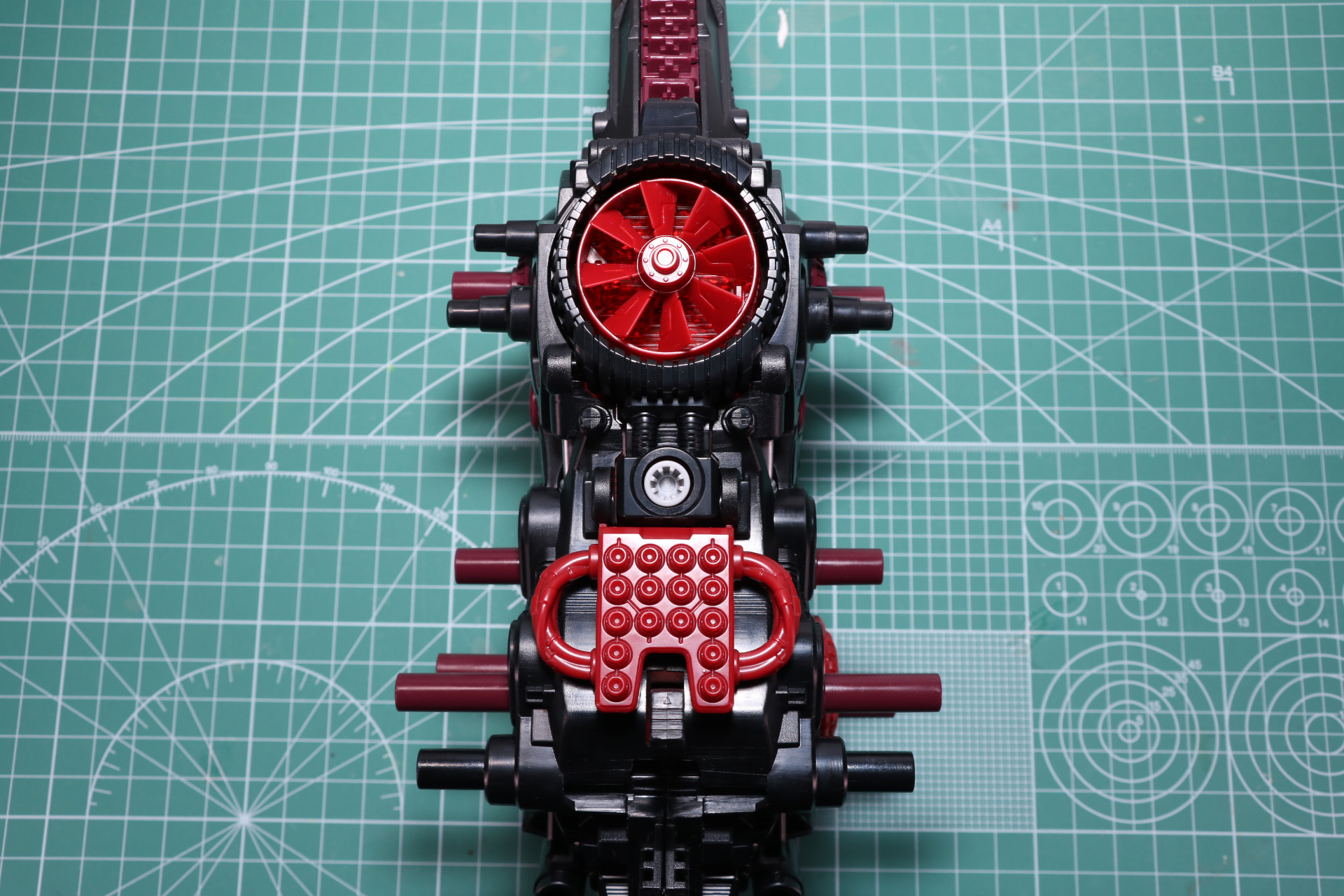 背部の16連装ミサイルランチャーなどを組んでいく。胸元の出っ張りに留め具のパーツをはめ込み、尾部の付け根のシリンダーを組み立てる