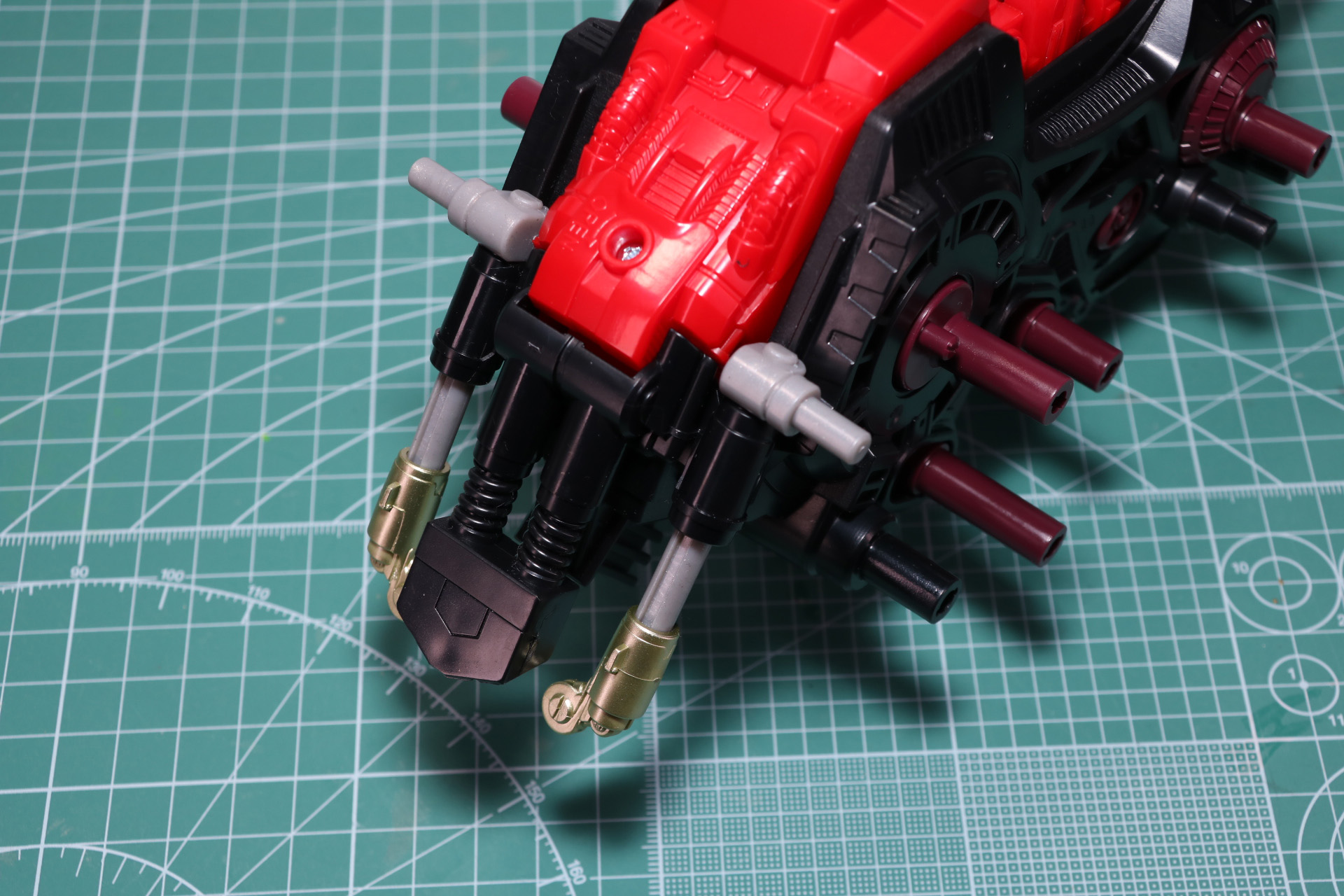 背部の16連装ミサイルランチャーなどを組んでいく。胸元の出っ張りに留め具のパーツをはめ込み、尾部の付け根のシリンダーを組み立てる