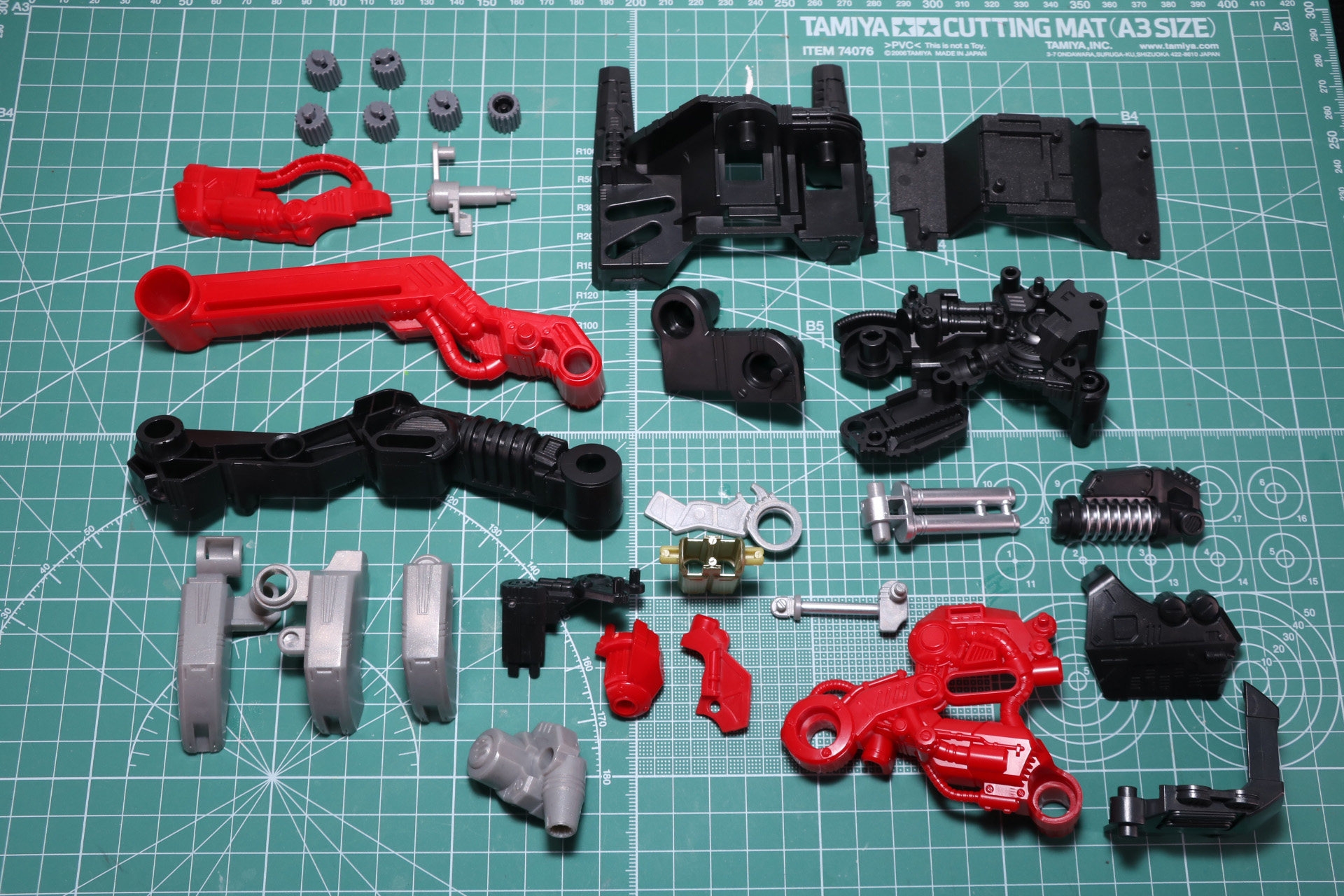 巨体を支えるフレームや印象的なシリンダーなどを使用