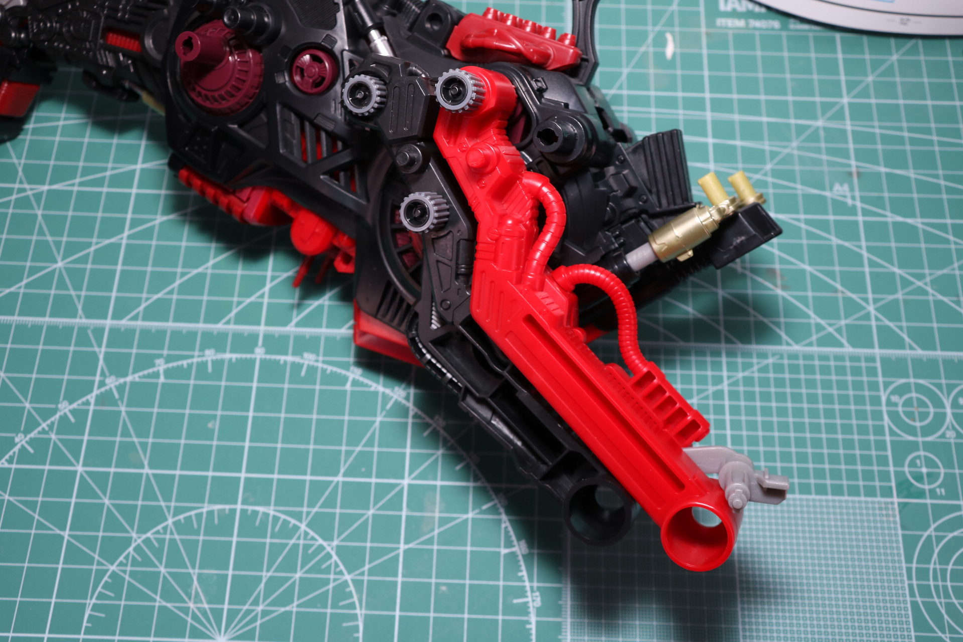 巨大なフレームパーツと胴体のギア軸に合わせ、CAPパーツで固定する。片足でも胴体を支えることができる