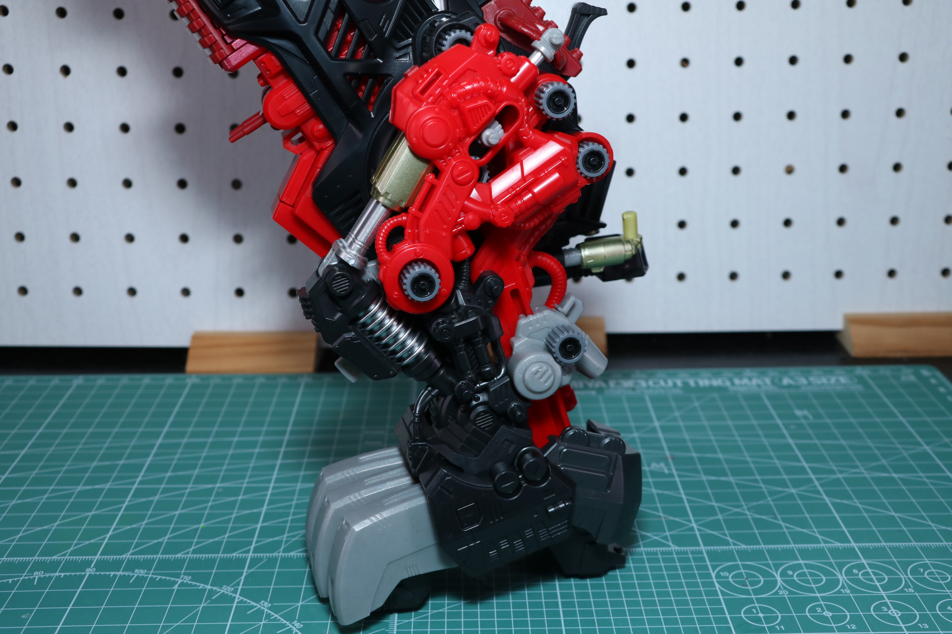 巨大なフレームパーツと胴体のギア軸に合わせ、CAPパーツで固定する。片足でも胴体を支えることができる