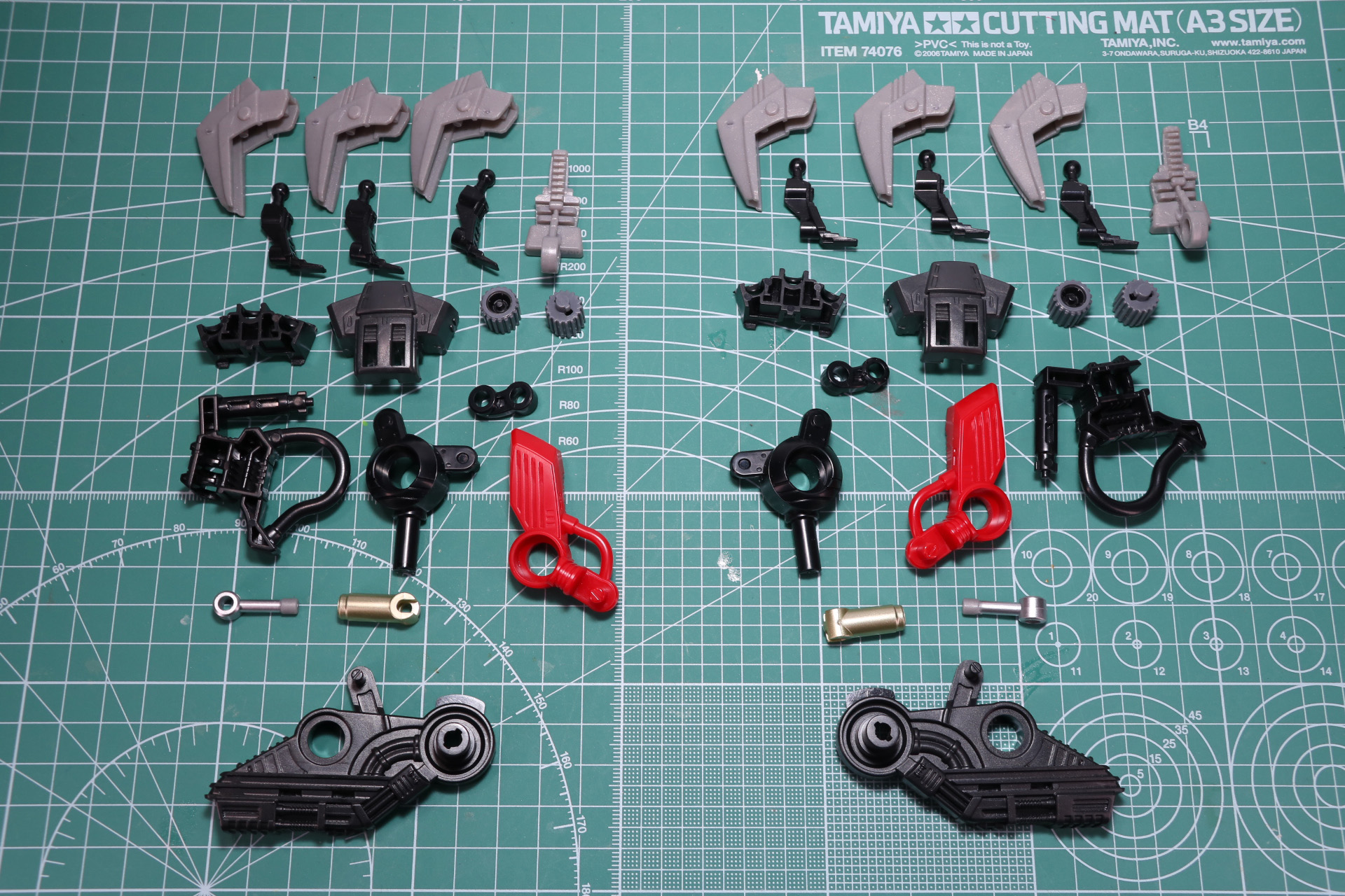 巨大な爪、ハイパーキラークローやシリンダーなどがある。フレームパーツもパイプ造形などが表現されている