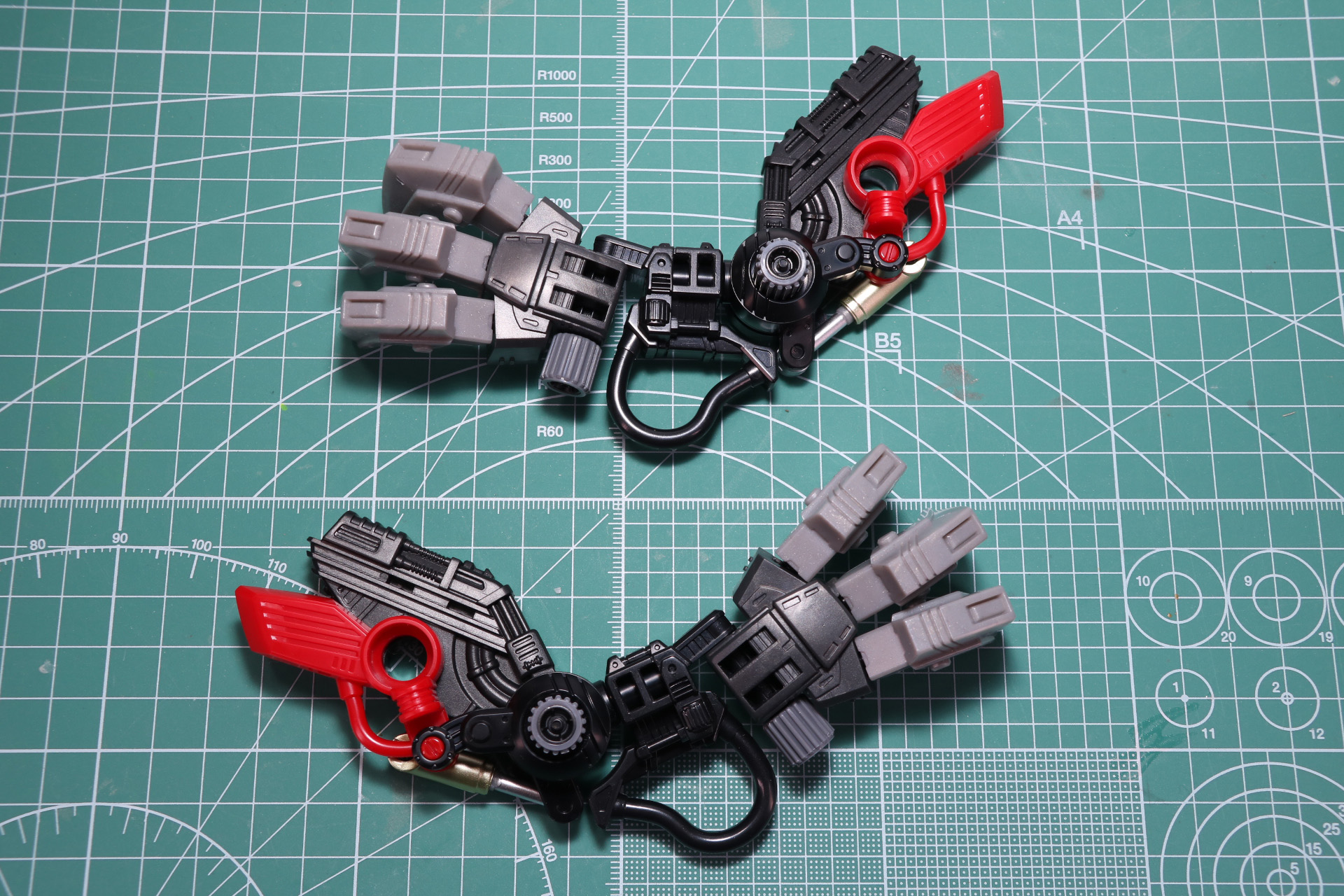 各パーツを組み立てて腕部を構築し、胴体のギア軸に差し込み、CAPパーツで固定する