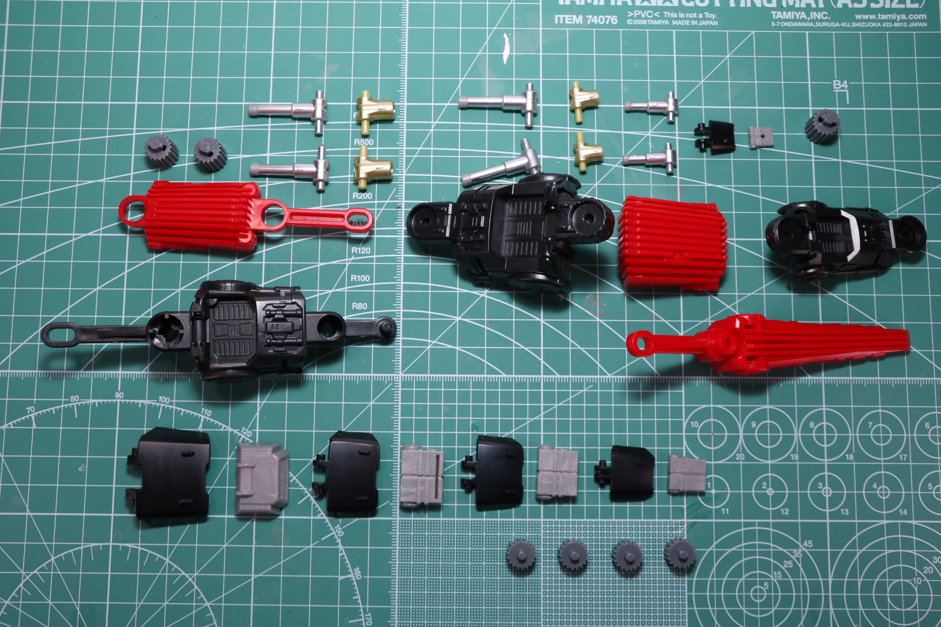 各節を繋げるリンクパーツやシリンダー、上部の放熱カバーのパーツもある