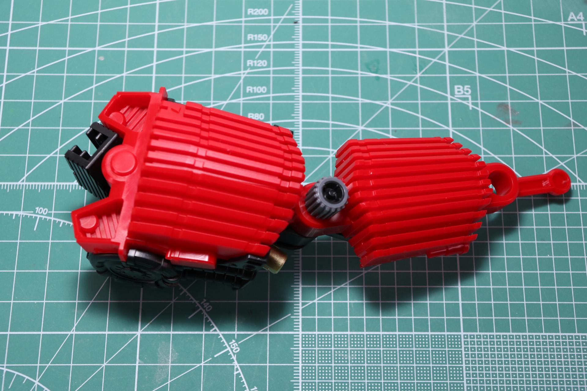 各パーツを連結させていき、尾部パーツを組み立てる