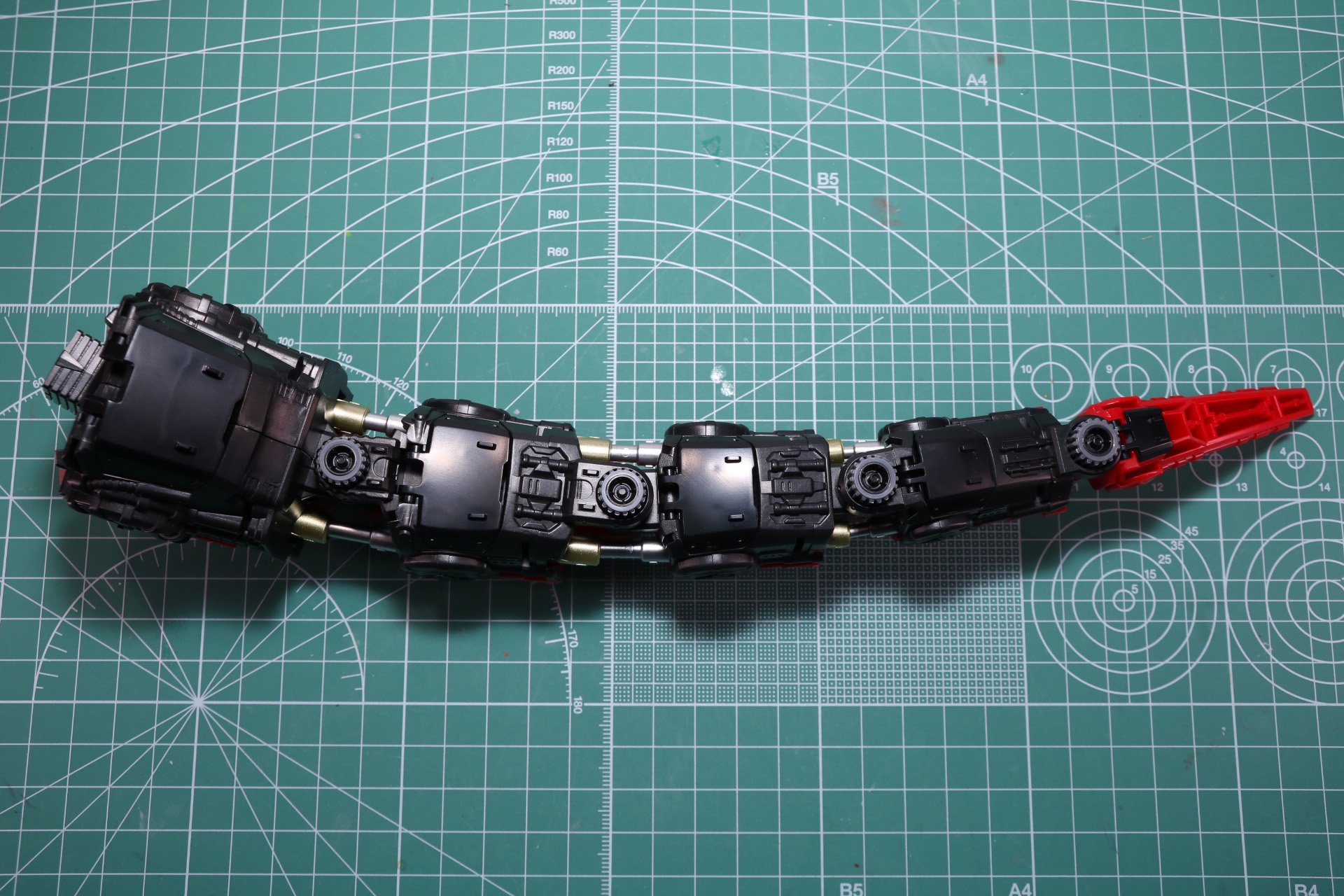 各パーツを連結させていき、尾部パーツを組み立てる