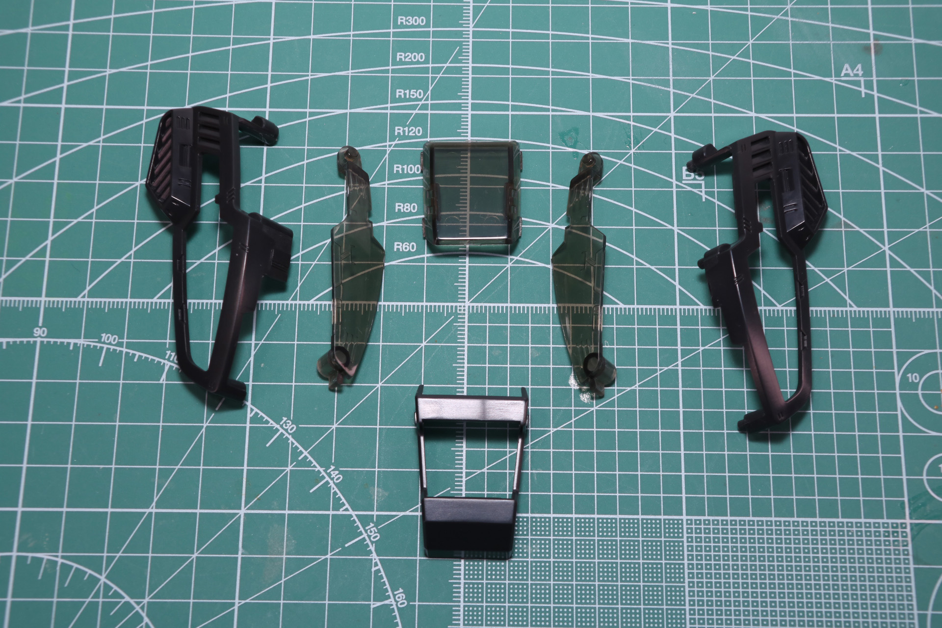 頭部のカバーを組み立て。スモークブラックの入ったクリアパーツが使用され、目元が透けて見える