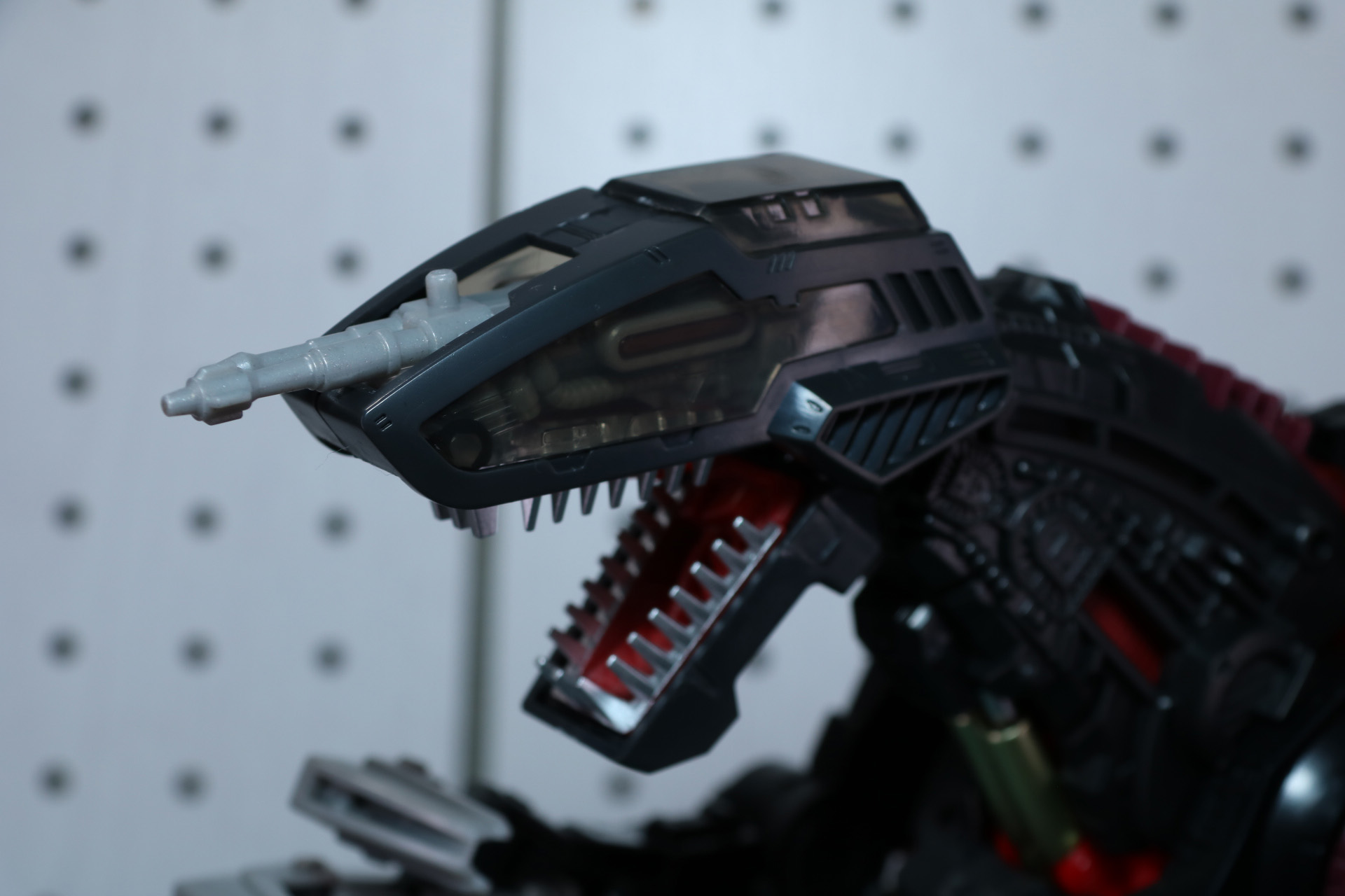 頭部のカバーを組み立て。スモークブラックの入ったクリアパーツが使用され、目元が透けて見える