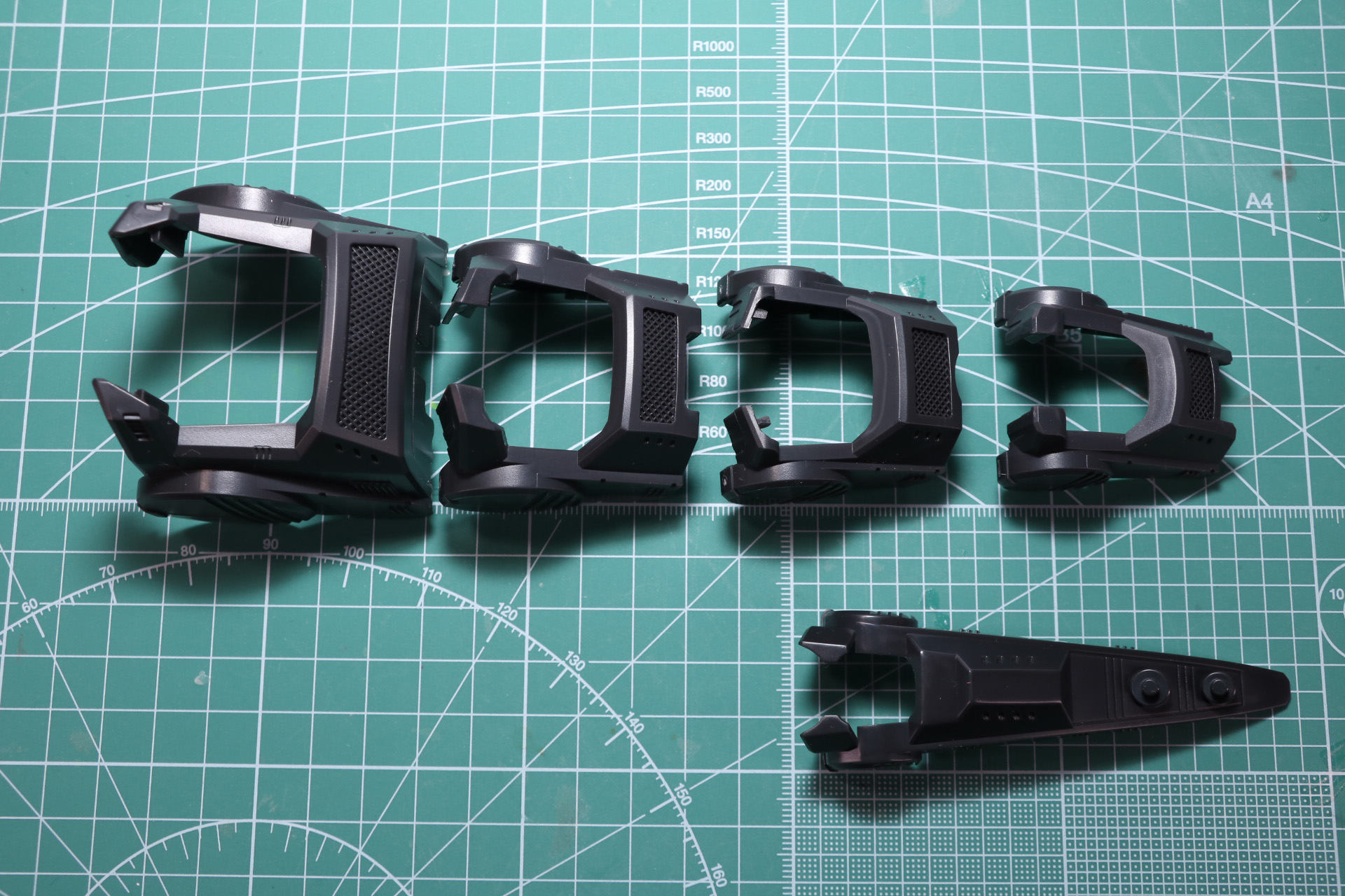 尾部のアーマー。上部から被せるようにして装着する