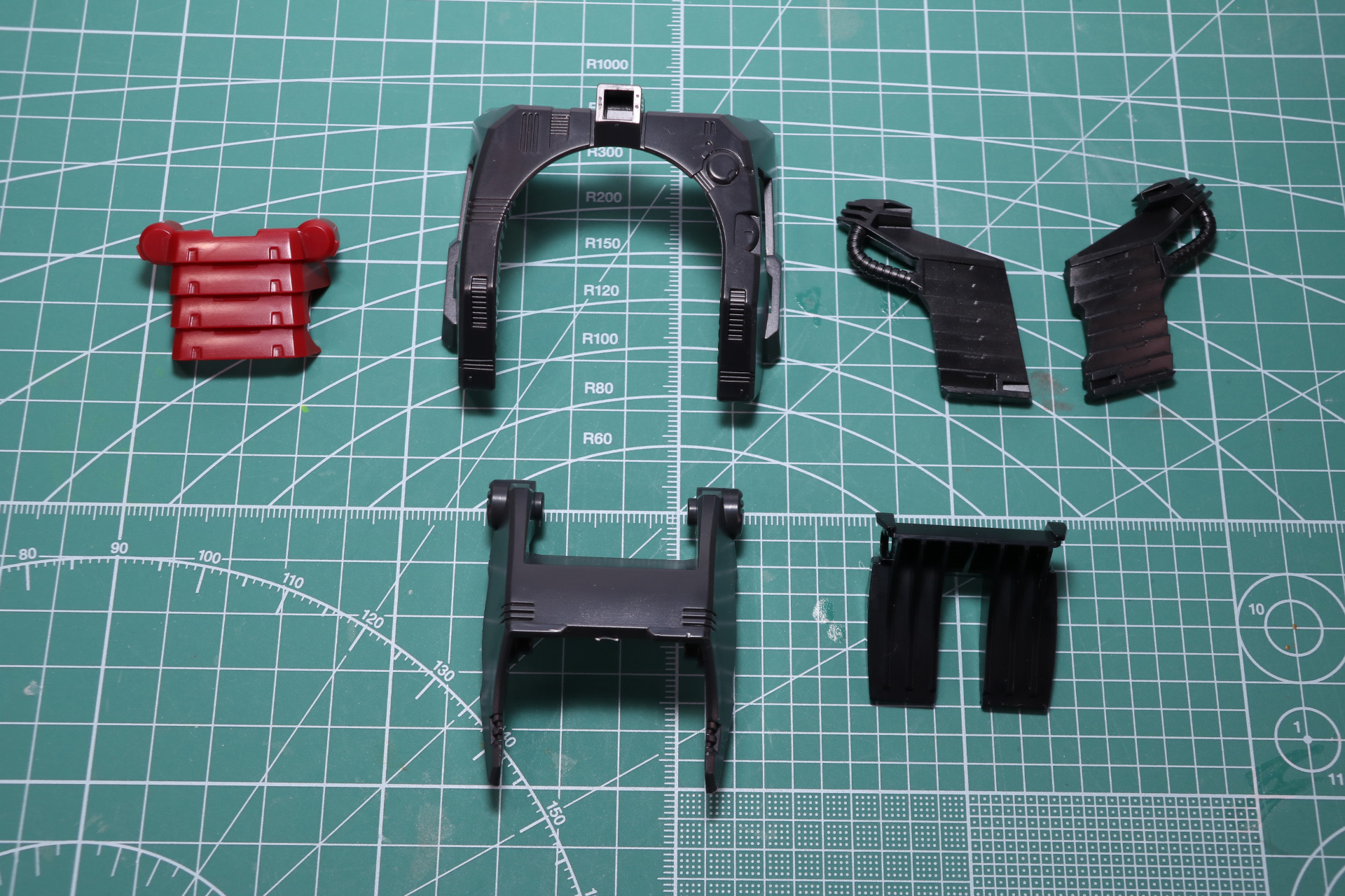 背部アーマー。16連装ミサイルランチャーのカバーなどを取り付ける