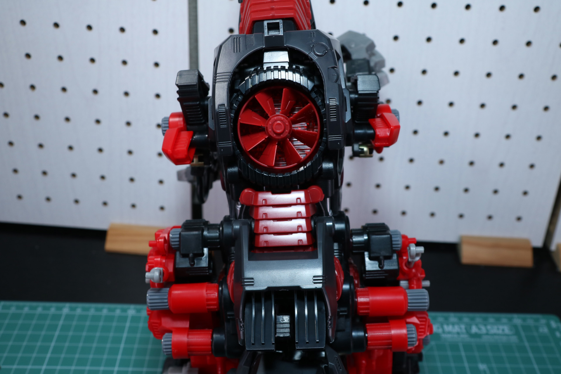 背部アーマー。16連装ミサイルランチャーのカバーなどを取り付ける