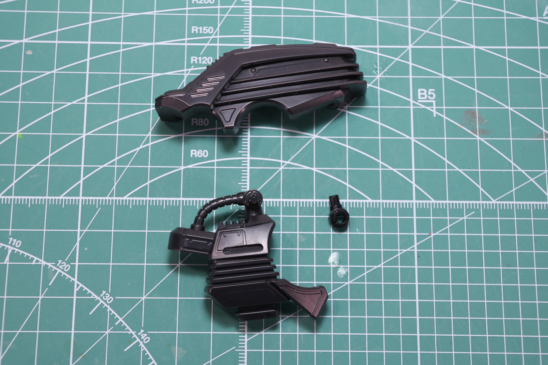 腕部アーマーは左右の肩と前腕部に取り付け