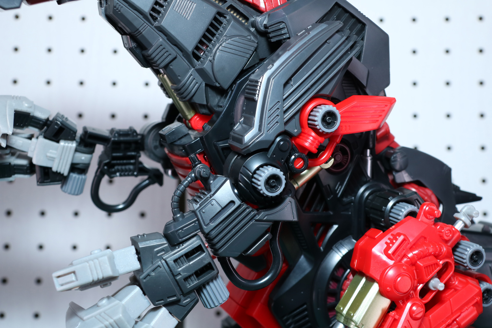 腕部アーマーは左右の肩と前腕部に取り付け