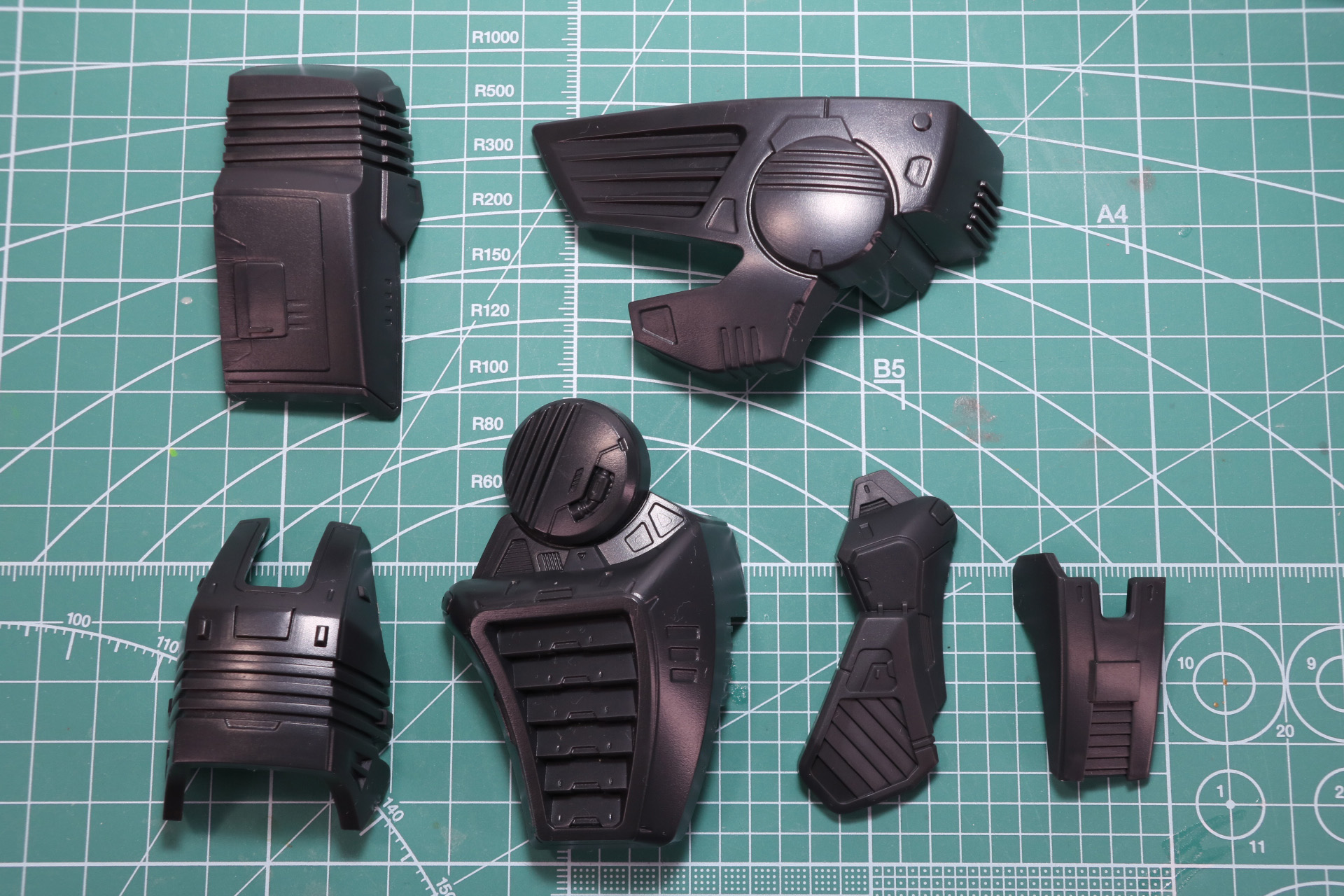 脚部アーマーは太ももや膝あて、内側にも装着する。こちらも左右に装着する