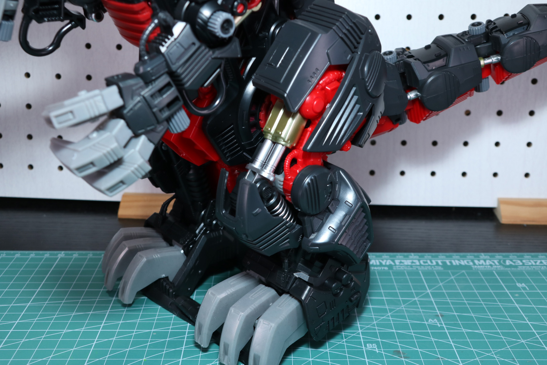 脚部アーマーは太ももや膝あて、内側にも装着する。こちらも左右に装着する