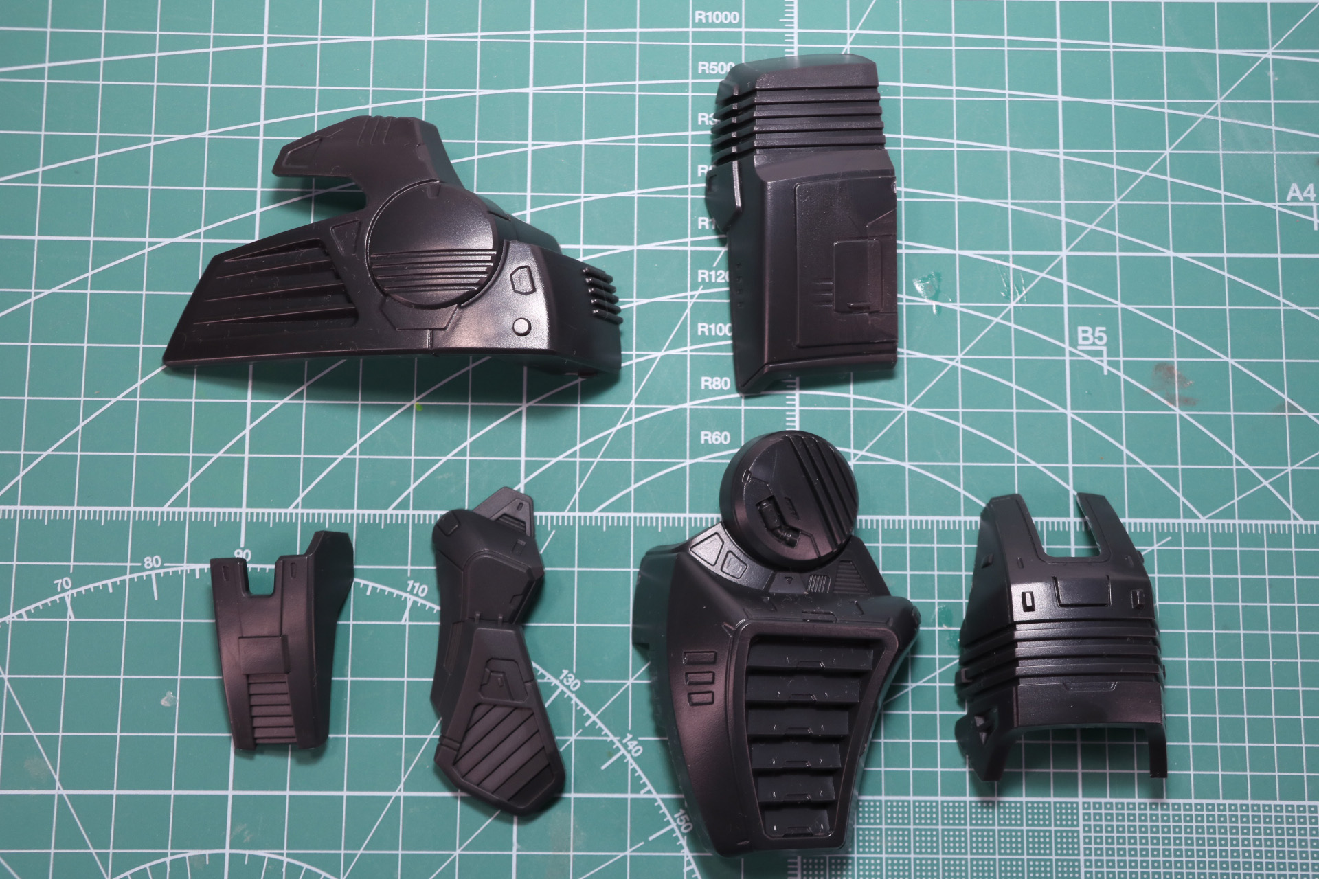 右脚部にもアーマーを付ける