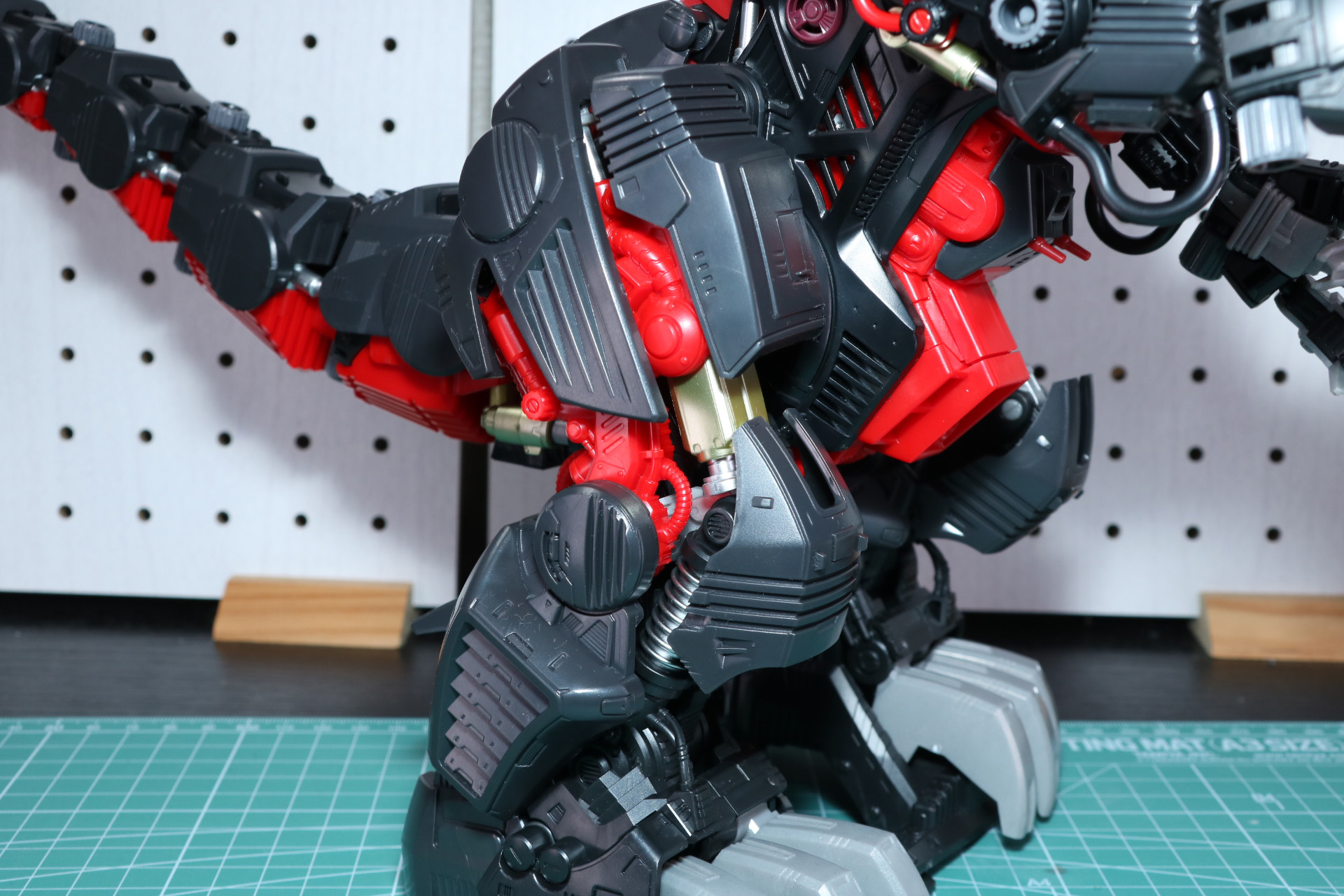 右脚部にもアーマーを付ける