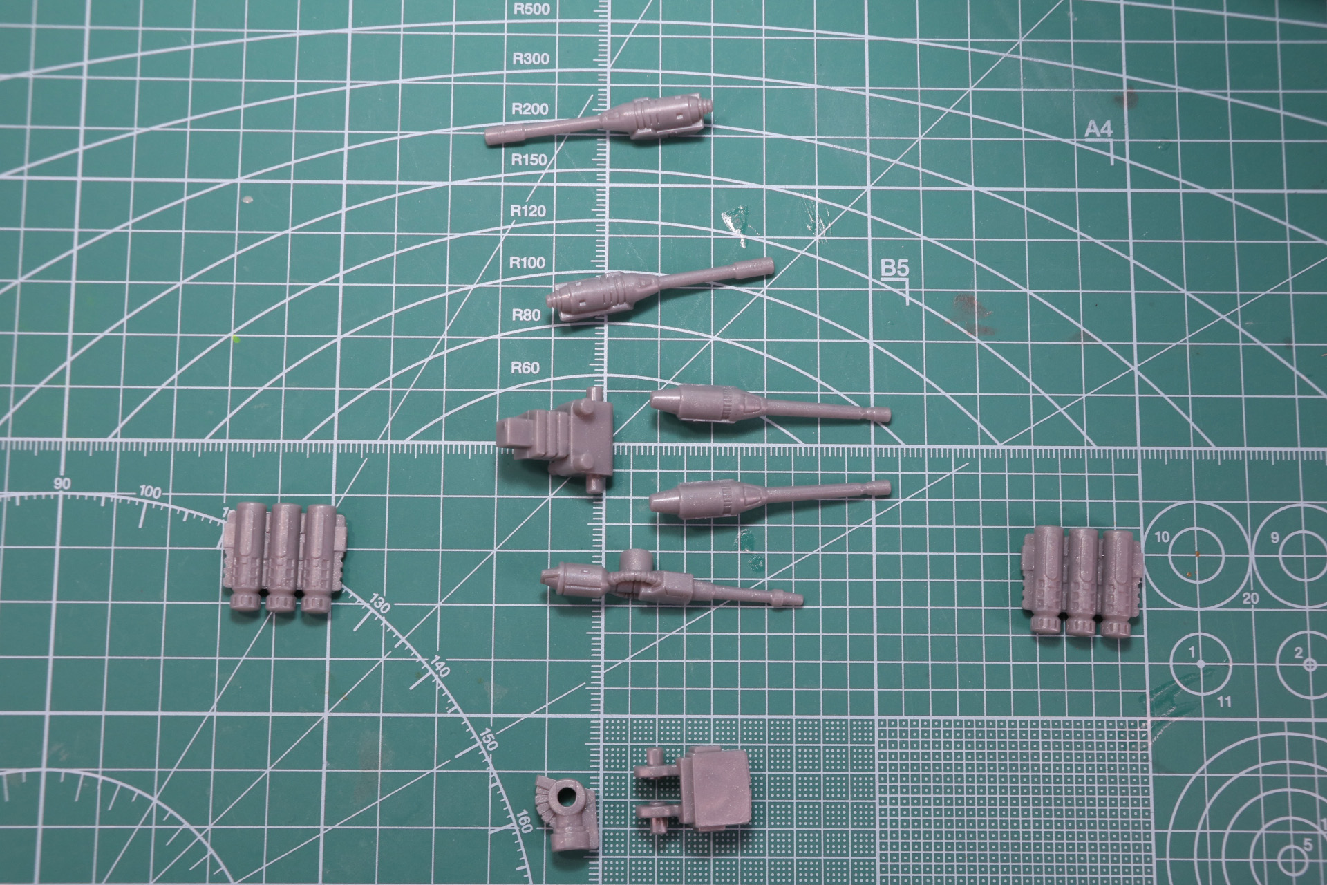 頭部ビームガンに背部のリニアレーザーガン、ビームガン、小口径レーザー機銃の複合装備、尾部の赤外線レーザーサーチャーを取り付ける