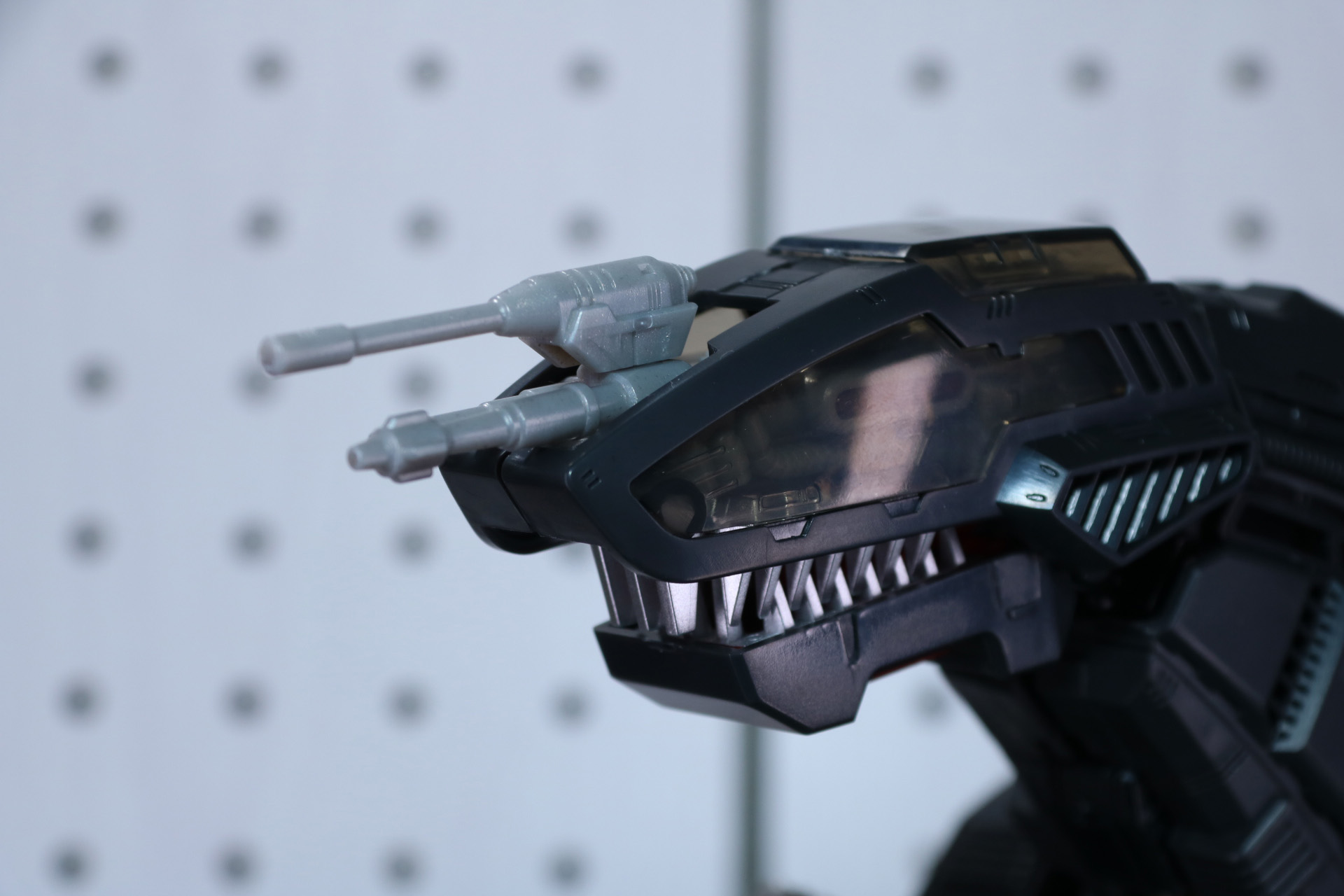 頭部ビームガンに背部のリニアレーザーガン、ビームガン、小口径レーザー機銃の複合装備、尾部の赤外線レーザーサーチャーを取り付ける