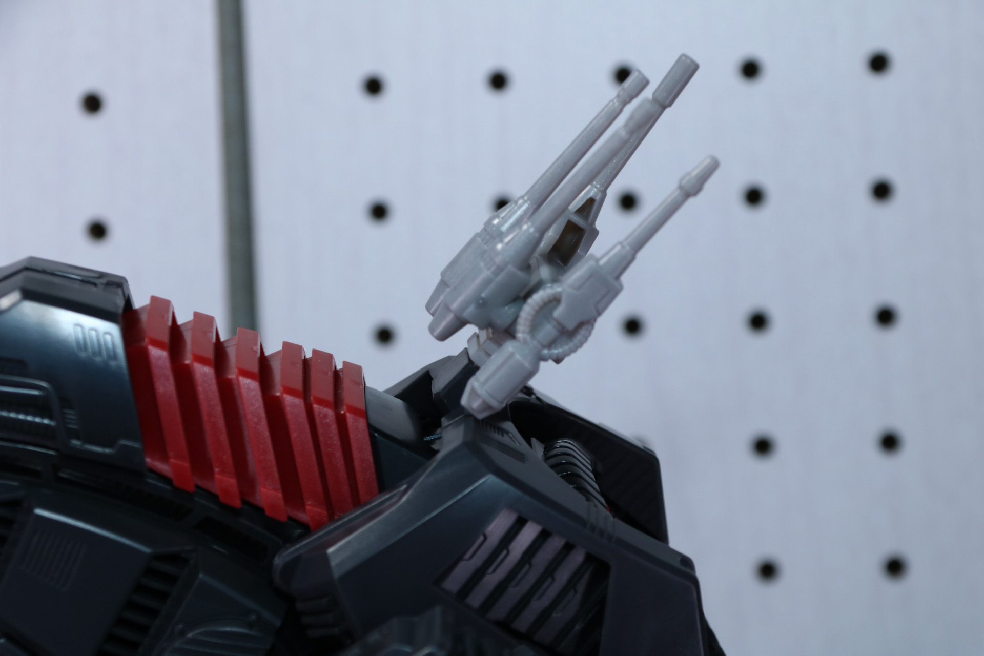 荷電粒子強制吸入ファンアーマーと尾部の先端に武装を取り付け