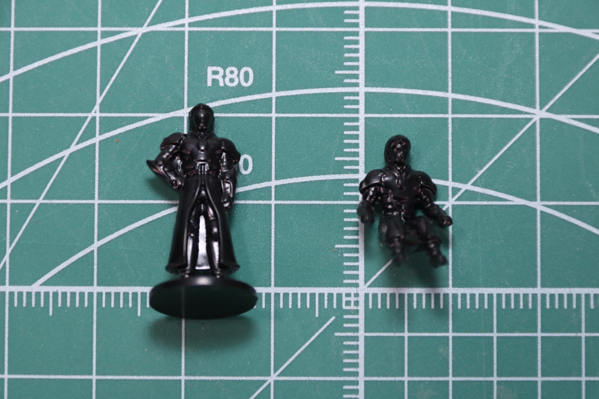 ギュンター・プロイツェンのパイロットフィギュアは、搭乗姿勢のものと立ち姿の2種類が付属