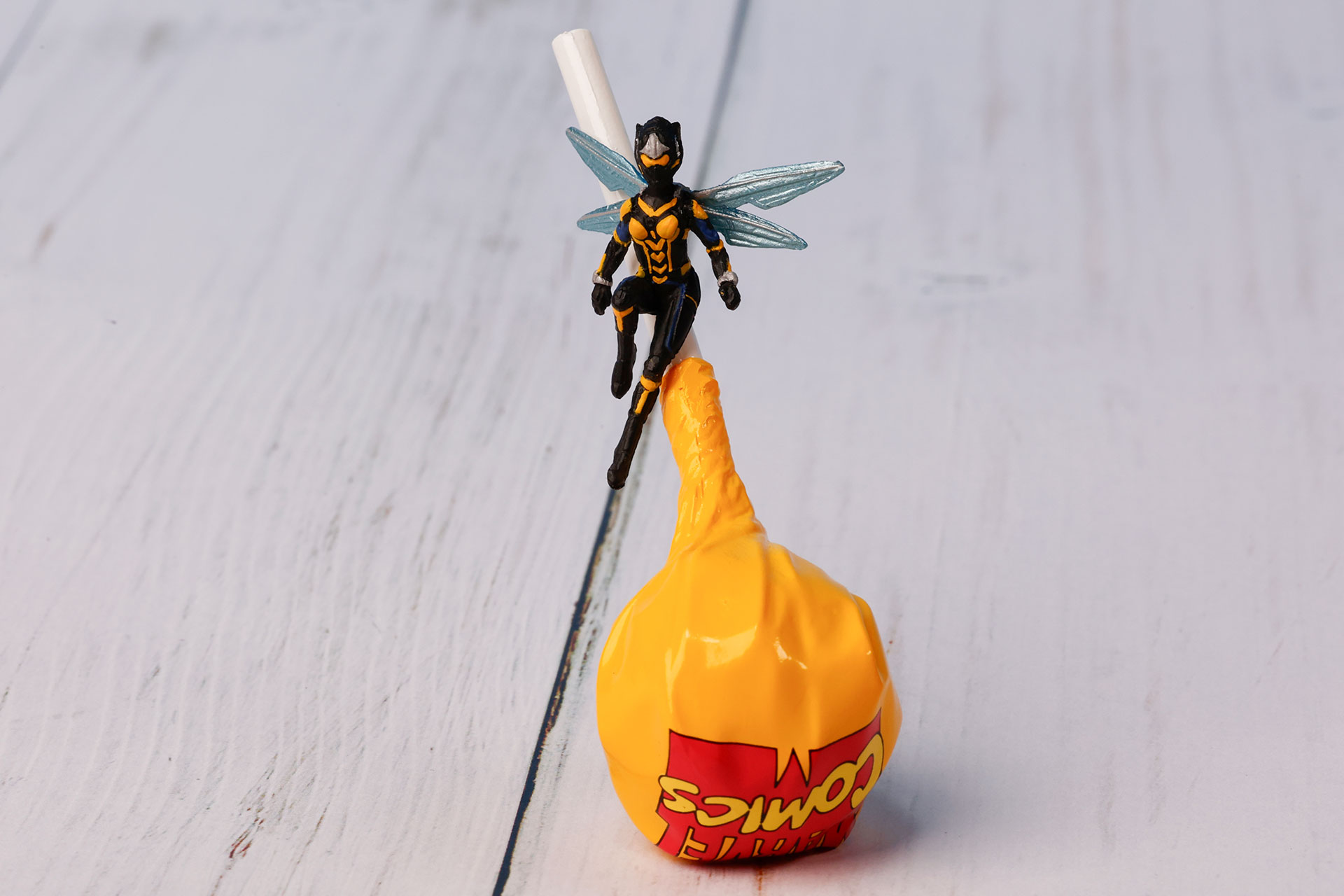 本当にキャンディの上に止まっているようだ