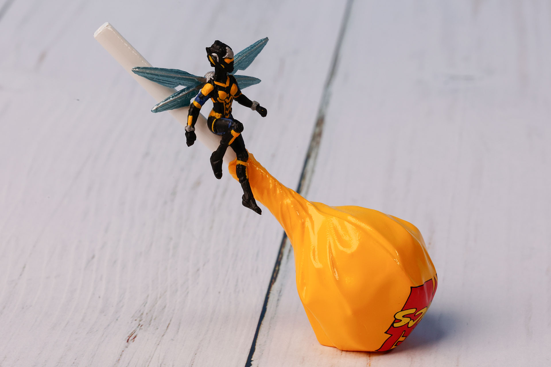 ななめになった棒に座っている