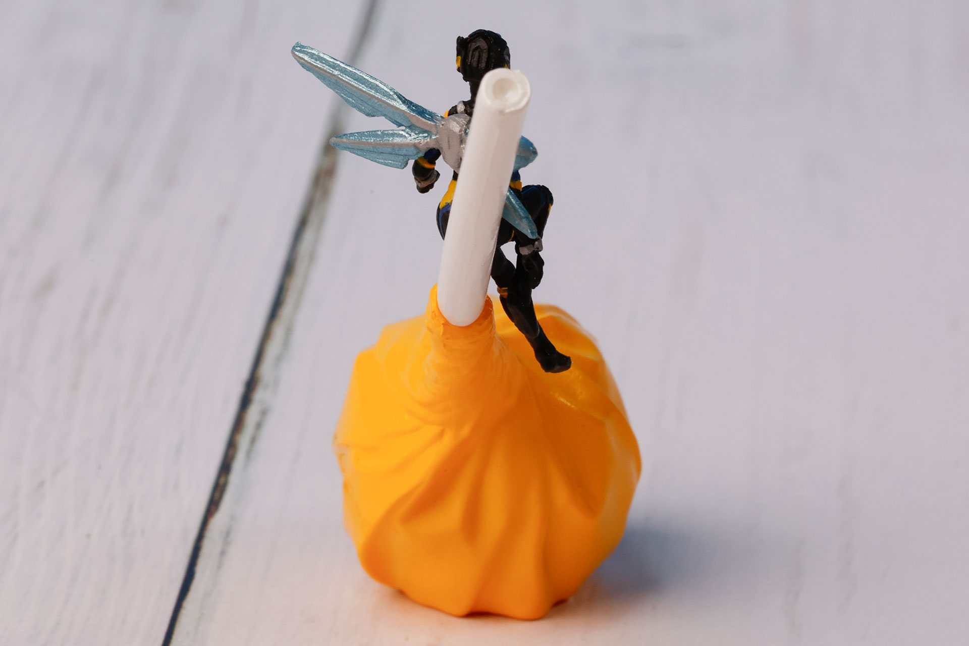 キャンディは棒の穴まで再現されている