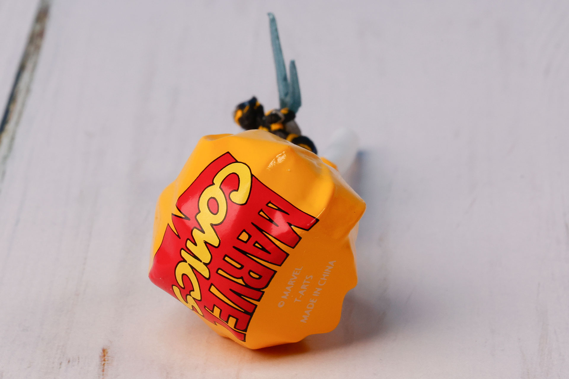 包み紙には「マーベル・コミック」のロゴマークが