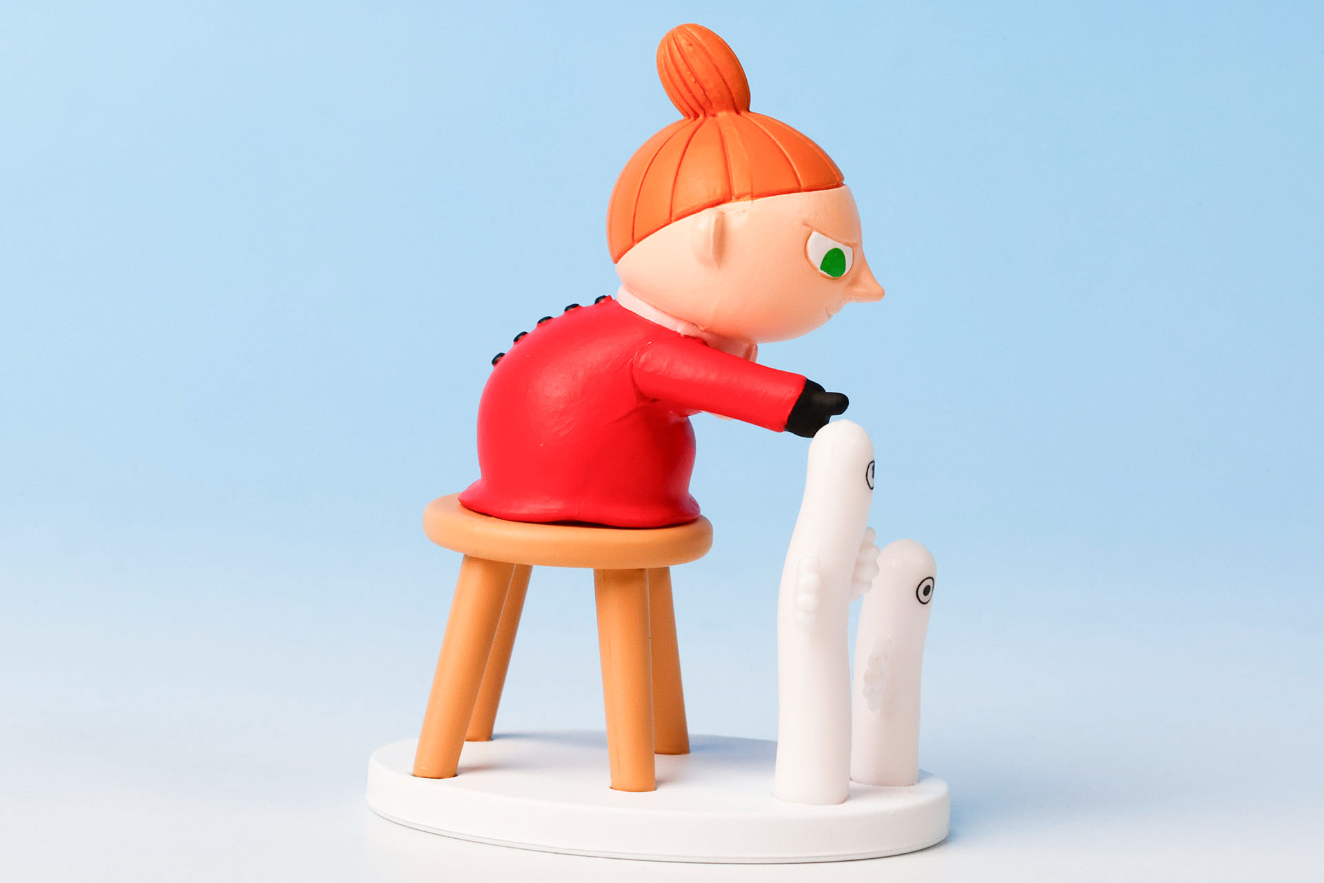 かなり背の高い椅子の上に乗っている