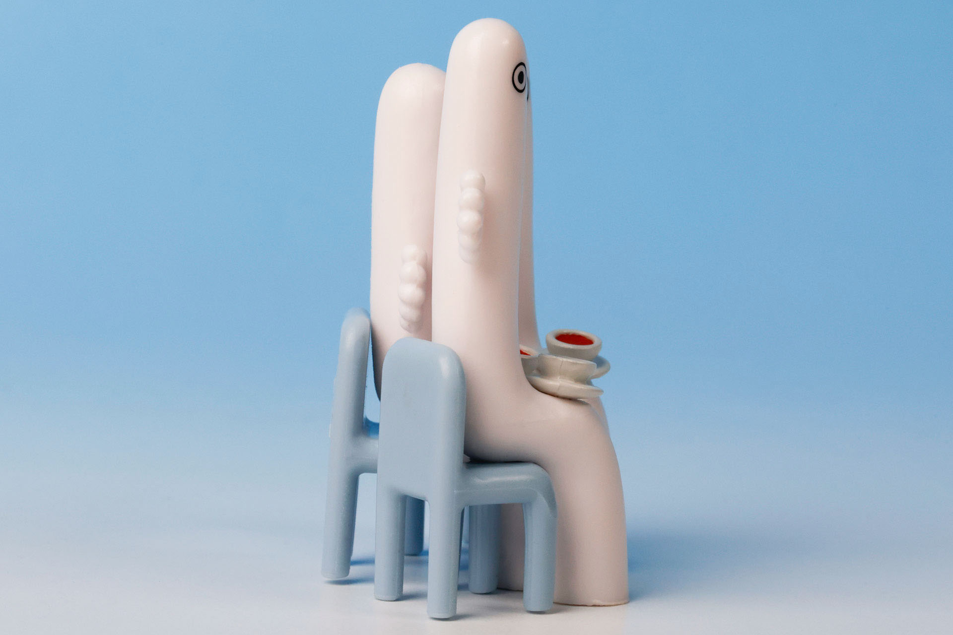 ひざ（!?）の上に、うまくティーカップを載せている