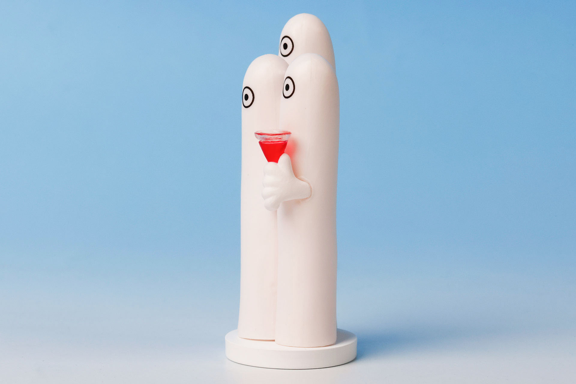 白い体にワインの入ったグラスが映える