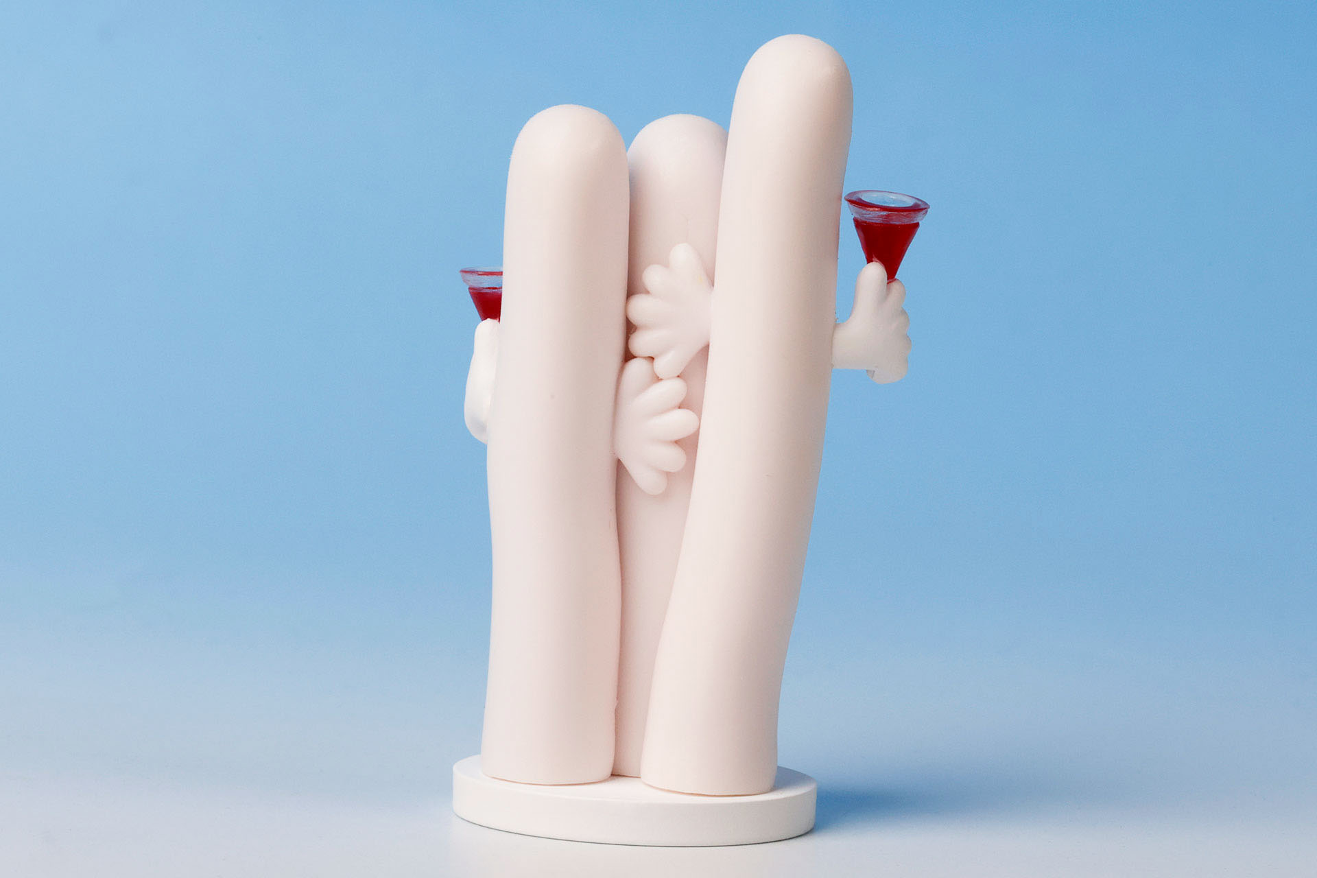 背中に手を回しているような姿になっている