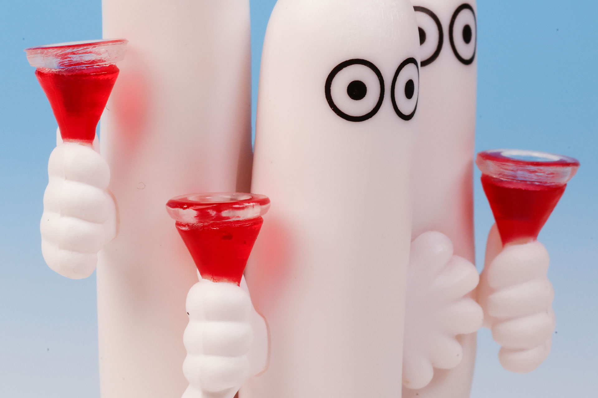 赤いグラスがパーティらしい雰囲気を醸し出している