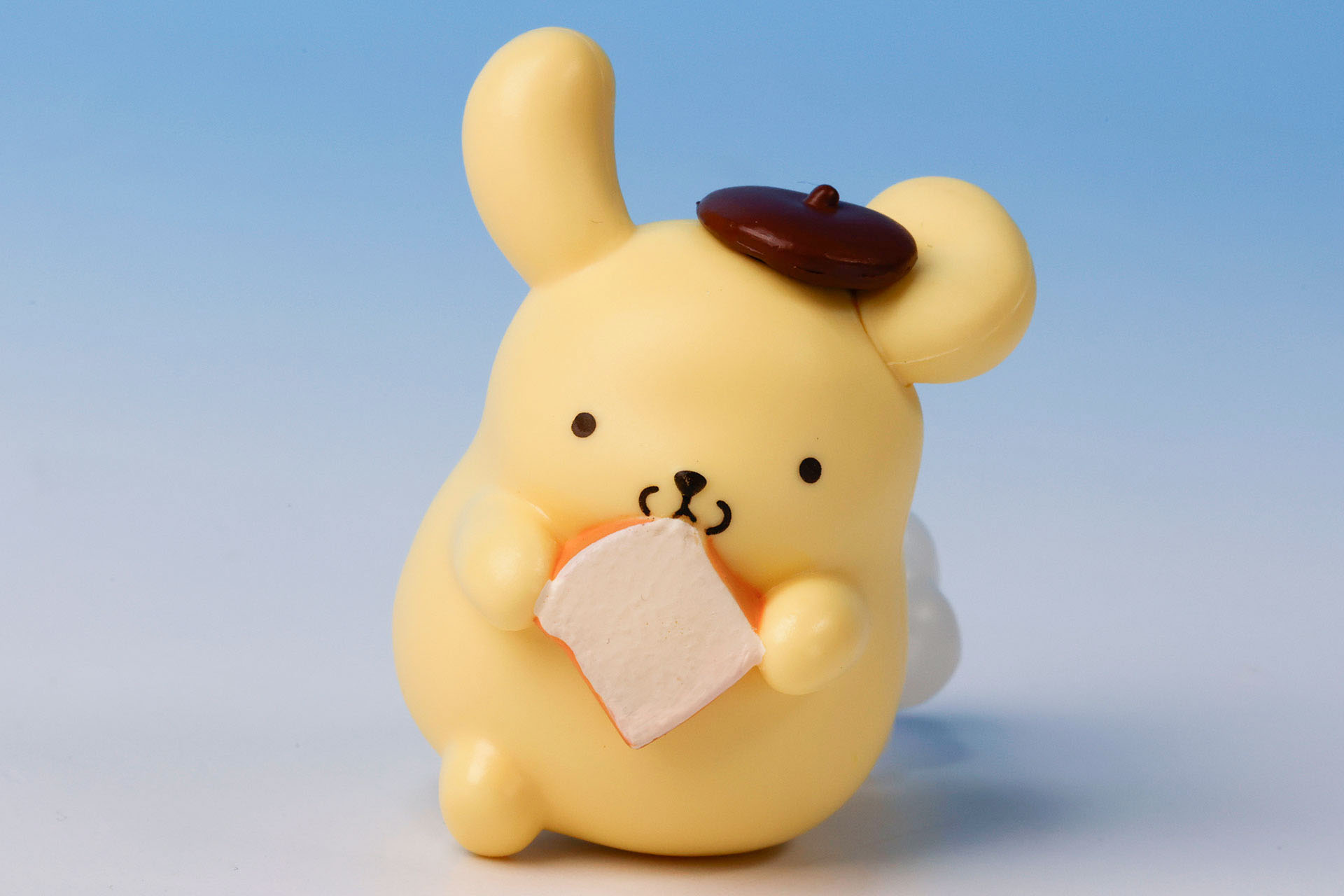 耳を立てて走っているポムポムプリン