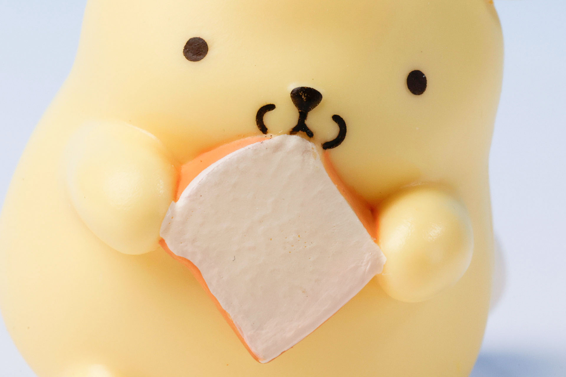 手に持っているパンは絶妙な形をしている