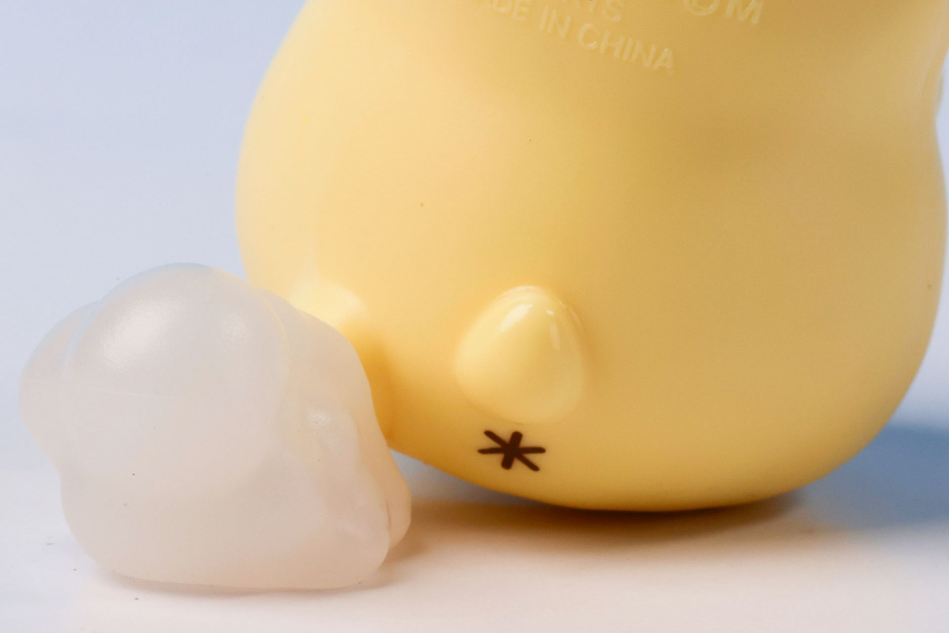 足の裏に付けられたモクモクパーツ