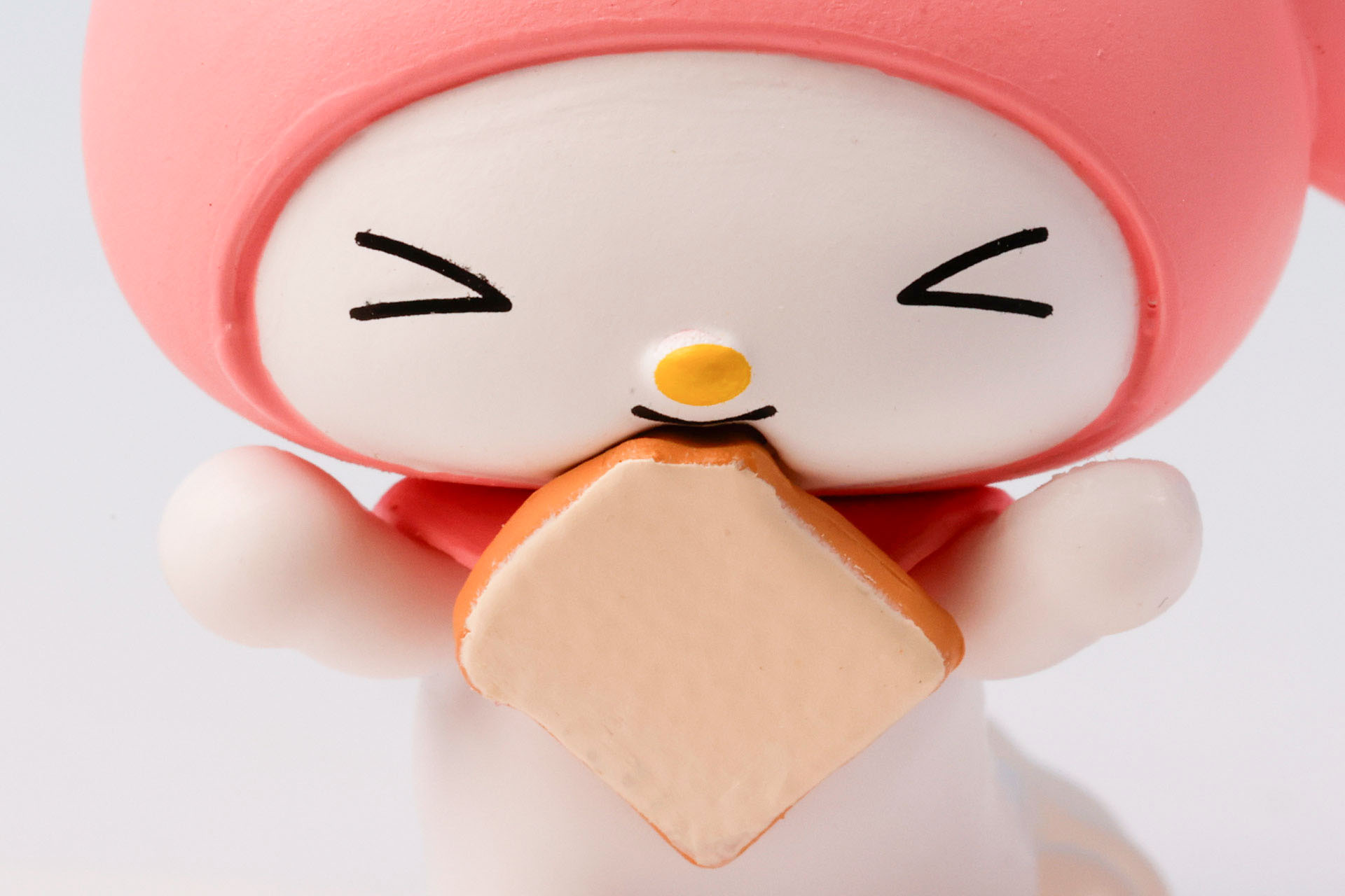 鼻は黄色く塗られている