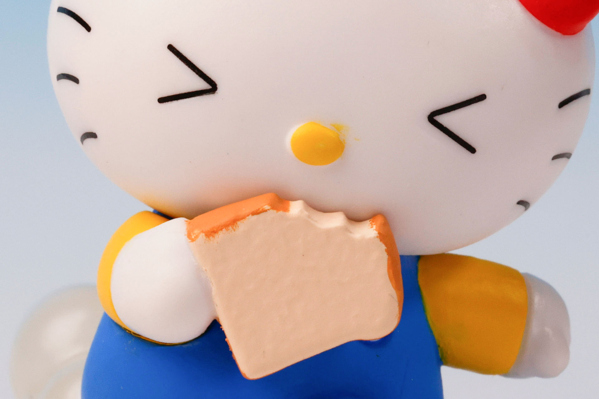 ハローキティにかじられたパン